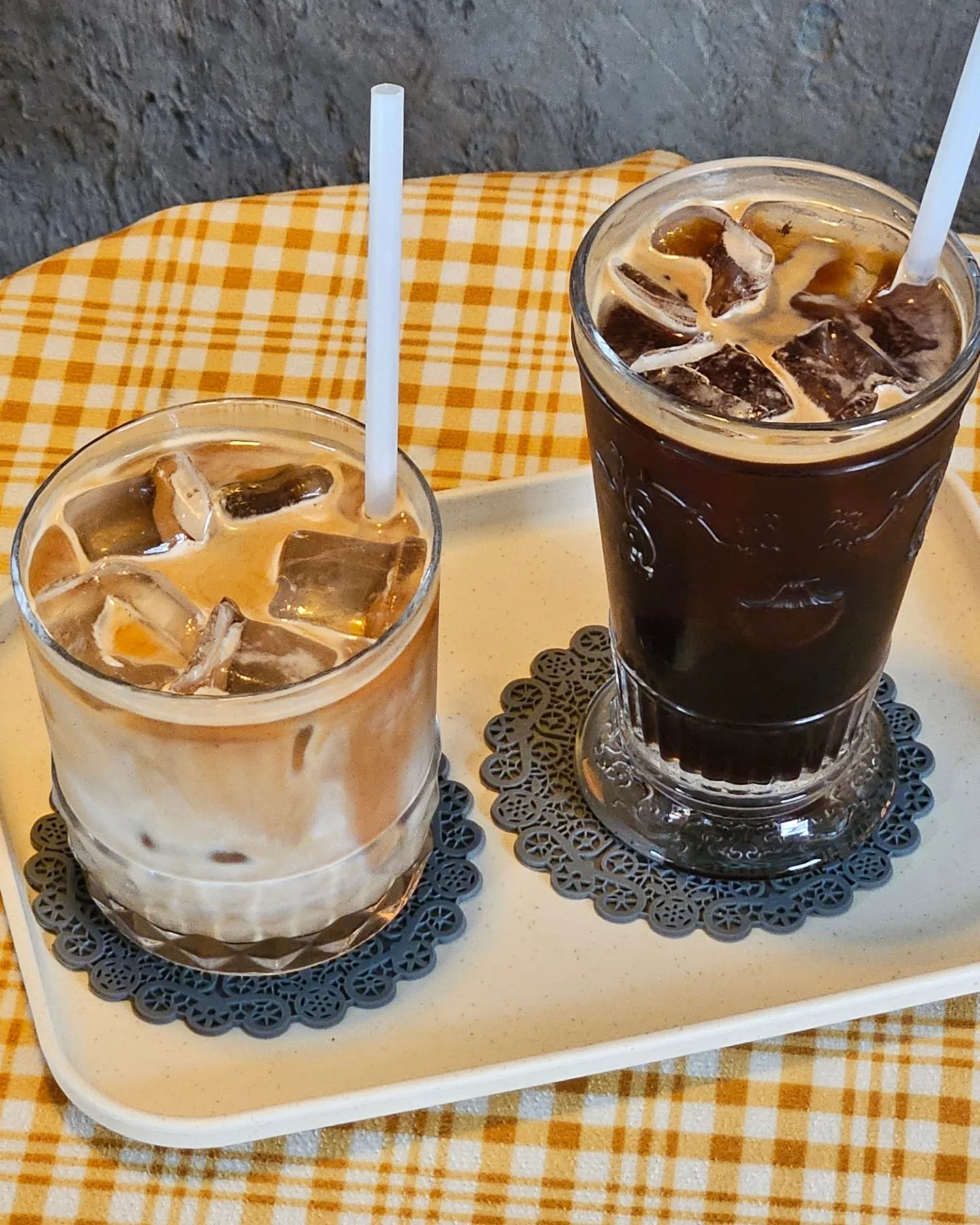 성북동에 위치한 아늑한 한옥 빈티지 카페☕️🧊
정감있는 내부와 조용하게 커피를 즐기고 싶을땐??
.
.
.
.
💙한옥&빈티지 인테리어 콜라보 카페☕️
 #카페늘 #카페 #늘 #늘카페
 후덥지근한 날에는 아이스아메리카노와 아이스라떼!!👍

💙아기자기한 인테리어 소품들🖼
 조용히 커피를 즐기면서 이야기하기 좋은 장소는 덤!!

💙모든 디저트를 직접 만드는 곳!!🍰
 저는 식사를 하기전에 가볍게 커피 마시러 방문을 해서
 아쉽게 디저트를 먹진 못했지만 입소문이 자자한
 디저트를 판매중인 카페입니다!!

💙도그 프렌들리🐶🐕 애견동반 카페
  운 좋은날 주인분들과 산책나온 귀여운 댕댕이들을
  만날수 있어요☺️
 

조용한 한옥 로컬 카페에서 다정한 대화를 나누시면서 맛있는 커피와 디저트까지 원하신다면 추천드려요!!🩵

+카페에서 케이크를 드시고 가시면 미니 초를 꽂아주시는
사장님의 쎈쓰!!🎂

📍위치
 카페 늘
 서울 성북구 성북로14길 3

⏱️운영시간

*11:00~22:00*
 매주 월요일 정기휴무

suji_08.18 suji_08.18 suji_08.18 

#성북동 #성북동카페 #카페 #늘 #카페늘 #한옥 #한옥카페 #빈티지 #아아 #라떼 #케이크