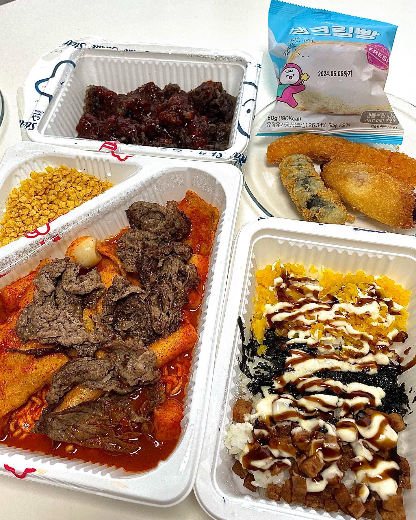 #협찬 #스텔라떡볶이 [경기 파주 운정산내점] 
오늘은 ✨신메뉴✨ 맛보기🤭

#주현영 스텔라 떡볶이 
스떡에 스빵 알아?
맛있는 떡볶이 먹고, 달콤한 후식까지💘

🔍스텔라 떡볶이 
✅주소:경기 파주시 청암로17번길 63 장은프라자 1층 107호 
✅전화번호 : 031-949-2225
✅영업시간 : 매일 12:00~21:00 (홀 영업은 20:00까지)

🍽️우주 차돌 라볶이 12.9
푸짐하게 올라가있는 차돌 토핑
포장해서 먹느라 라볶이가 불어서 아쉬움ㅠㅠ
꼭 홀에서 먹기를 추천!!

🍽️크림빵 [1980원 >> 990원 할인 행사 진행중]
크림 두께가 무려 5cm⁉️
냉장고 넣어뒀다가 시원하게 먹으면 더 맛도리😳

☑️ 스텔라만의 특제 시즈닝으로 만들어진 떡볶이
☑️ 맵기 조절이 타브랜드보다 세분화 
☑️ 맵찔이부터 맵고수까지 취향에 맞게 냠냠
☑️ 매일 새 기름을 사용해서 튀김을 튀겨요

#스텔라크림빵 #스떡 #스빵 #차돌라볶이 #별튀김 #60계치킨 #목동동떡볶이 #파주떡볶이 #파주라볶이 #파주떡볶이맛집 #파주분식맛집 #파주떡볶이추천 #운정동떡볶이 #운정동분식 #운정동맛집 #파주운정떡볶이 #파주운정라볶이 #주현영떡볶이 #맛집스타그램 #먹스타그램 #푸드스타그램 #먹팔맞팔 #먹팔환영 #먹스타 #먹스타맞팔