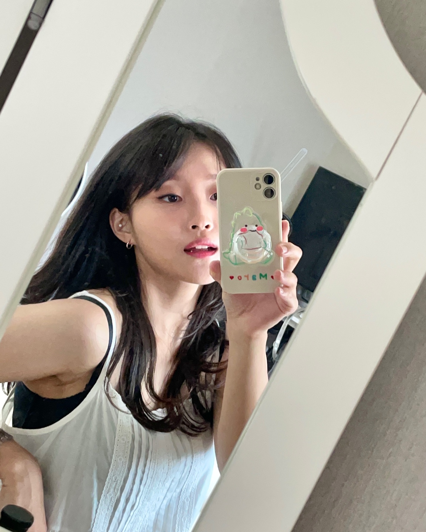 #협찬
hottmall_official 

(케이스찍는다는 핑계로 간만에 셀피 폭격;;🧨🙇🏻‍♀️)

#핫티몰 에서 너어무- 귀여운
마로 케이스를 제공받았어요!🦖🤍

이 케이스로 바꾸고나서 보는 사람들마다
너무 귀엽다고 ㅋㅋㅋㅋ 칭찬해주는데 너무
행보가자나? 😆

무거운 그립톡은 싫다고 절대 안하던 나란 녀석,,,
요즘은 그립톡의 편안함에 적응되어버려서
하루온종일 저 마로를 달랑달랑 들구 다녀요🤍
귀엽고 편안하고, 
그러면 우리 둘 다 행보가자나?😎
ㅋㅋㅋㅋㅋㅋㅋㅋㅋㅋㅋㅋㅋ

핫티몰 홈페이지에서 언제끝날 지 모르는
“ 81% 할인이벤트 ” 를 진행중이라니까
케이스 바꿀 싸람들 언눙 가보자구요 🏃🏻‍♀️

#아이폰케이스 #갤럭시케이스 #케이스추천 #귀여운케이스 #그립톡추천 #케이스쇼핑몰추천 #폰케이스추천