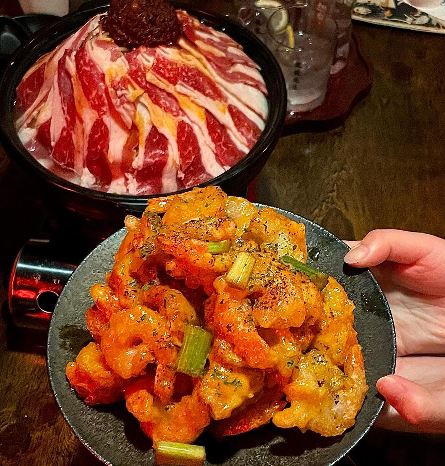 #용용선생 

동성로점 막 오픈했을때 다녀오고 엄청 오랜만에 방문한 용용선생 동성로점 

신메뉴로 나온 마라마요새우가 넘 맛있어보여서 당장 달려갔습니닷 💨

화산마라전골 예전에 먹었을 땐 짜기만했었는데
오랜만에 먹어서인지 얼얼한 맛도 나고 약간 매콤한게 
마라 안좋아하는 맵찔이들도 먹기 좋은 느낌 ! 
안에 재료들도 푸주, 청경채, 버섯, 중국당면, 분모자, 숙주, 고기 •• 다양하게 있어서 넘 좋더라구요 

메뉴애 더 화끈한 지옥마라전골이 있던데 
다음에는 그걸로 한번 먹어봐야게써요 ➰

마라마요새우는 빠삭하게 잘튀긴 새우랑 버섯에 마라마요소스가 뿌려진 st
첫 입은 진짜 맛있었는데 먹을수록 튀김에서 약간 기름맛이 많이나서 좀 빨리 물리는 ,, 느낌이여서 살짝 아쉬웠어요 🥺

마라마요새우는 궁금하면 여럿이서 시켜서 
맛보는 수준으로 먹기를 추천합니댯,, 

연태토닉 1:2 비율로 타먹으니까 진짜 딱 찐하면서 맛있더라구요 💛

☑️ 화산마라전골 22,900
☑️ 마라마요새우 14,900
☑️ 연태토닉세트 19,900

#용용선생 #용용선생신메뉴 #마라마요새우 #화산마라전골 #동성로마라맛집