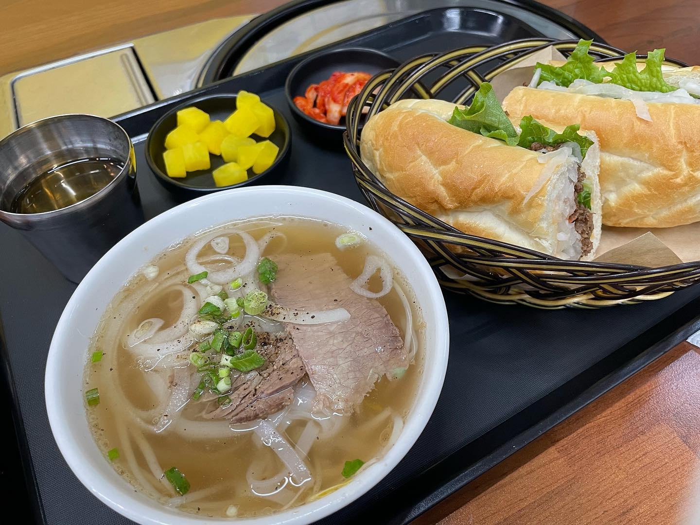 #협찬 독산역맛집 하노이포
퇴근하는데 너무 추워서 뜨끈한 국물이 생각나서 방문한 
베트남음식전문점인 #하노이포 에 다녀왔어요. 

양지쌀국수 + 소고기반미 세트인 C세트를 주문했는데 
혼자먹기에 양도 딱 좋고 단백하면서 짭조름한 국물이 매력적인 쌀국수와 절인양파,당근 그리고 소고기등 속이 가득 찬
겉바속촉 반미가 너무너무 맛있었어요 👍👍
그리고 사장님 추천으로 짜조도 주문했는데 너무 바삭해서
 저도 모르게ASMR 찍었어요 ㅋㅋㅋㅋ

#하노이포
- 서울 금천구 가산디지털1로 16지하1층 (독산역2번출구에서 216m)
- 영업시간 10:30~21:00

😁자세한 내용은 블로그에 있어요!

#가산쌀국수#독산쌀국수#독산맛집#독산역맛집#쌀국수맛집#반미맛집#독산역반미#독산역혼밥