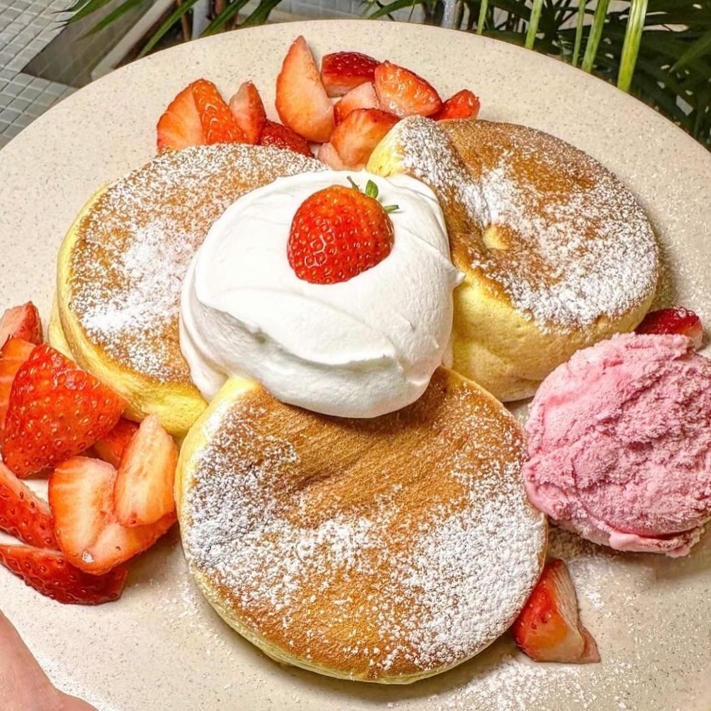 입에서 살살 녹아내리는 인생 수플레 맛집😍
홍대 #라헬의부엌
달콤한 딸기와 아이스크림을 얹은 퐁신한 수플레는 입에 넣는 순간 사르르 녹아 없어져 버려요❤️
수플레 한 입과 아메리카노 한모금이면 완벽👍
브런치의 정석 베이컨 써니사이드업는 반숙 계란후라이와 샐러드, 호밀빵 구성으로 되어있는데, 탄단지 조합에 포만감까지 챙길 수 있어요:)
핑크핑크한 비주얼의 딸기친구딸기라떼 역시 새콤달달한 매력에 짭짤한 브런치와도 너무 잘어울려요!
앞으로 홍대 브런치는 요기로💕
✔️반가워 딸기
✔️베이컨 써니사이드업
✔️아메리카노
✔️딸기친구딸기
📍 서울 마포구 와우산로29길 47 1,2층
#홍대카페 #홍대디저트 #홍대입구역카페 #홍대브런치 #브런치 #브런치맛집 #카페 #디저트 #수플레 #팬케이크