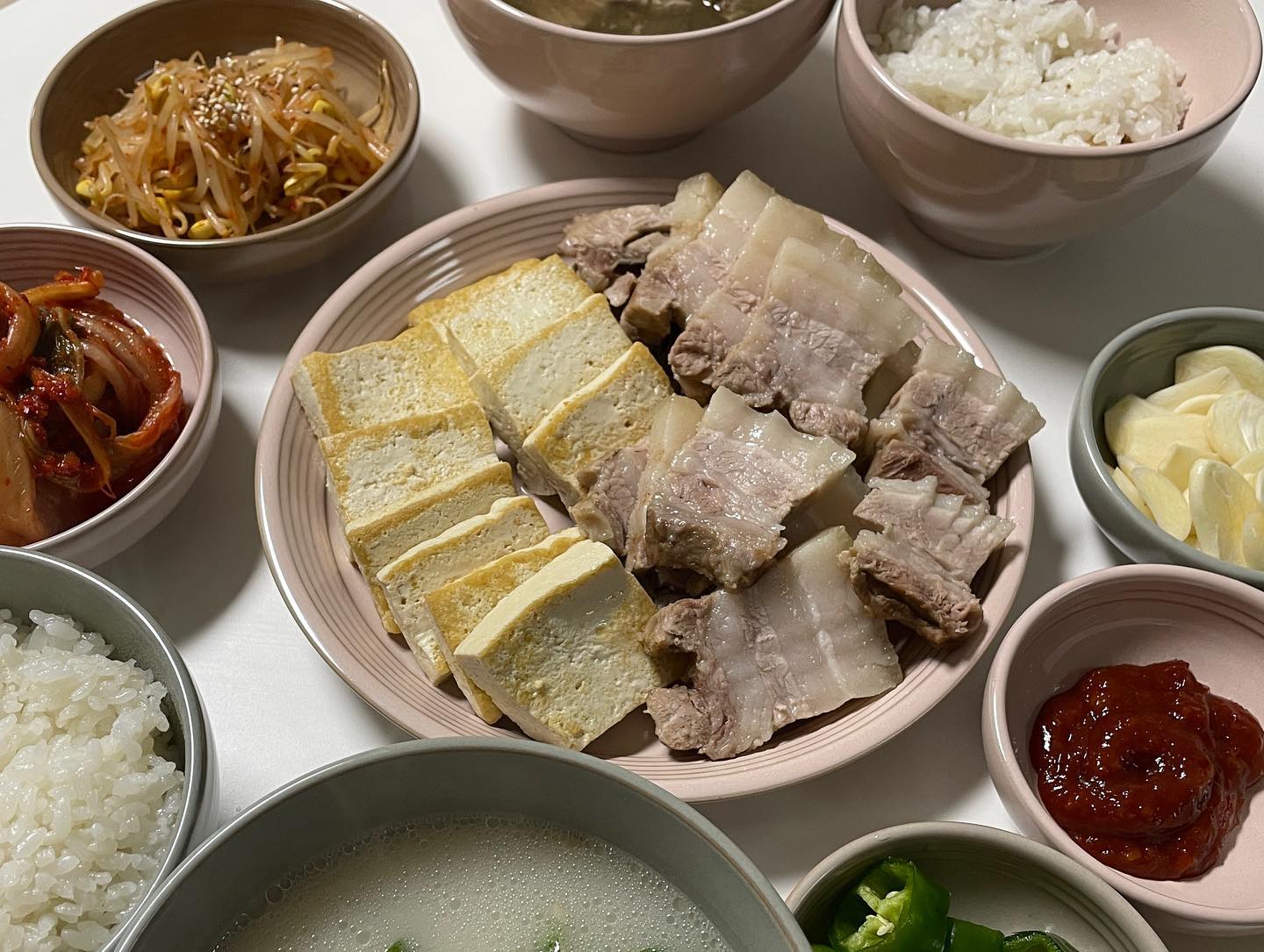 어제 저녁 밥상 사진 가져왔어요! 주말에 시댁에서 김장데이를 보내고 왔거든요🥹 묵은지도 아직 남고 새 김치도 채워져 너무 든든합니다 ㅎㅎ
김장데이날 수육 먹고 어머님이 넉넉히 만들었다고 수육도 싸주시고 곰탕도 끓여 챙겨주셔서 어제 퇴근 후 간단히 차려먹을 수 있었어요!!❤️

콩나물무침 만들고 들기름에 두부 구워 수육이랑 겉절이랑 얌얌 했답니다ღ 월요일부터 고기먹으면 너무 힘나요🫣 

금요일엔 사무실 자리 배치 때문에 늦게 끝나고+무거운거 옮기고 토요일엔 김장했더니 일요일엔 아주 골골대며 침대,쇼파랑 한몸이였어요🤣🤣 김장 때 허리 아파 엉덩이 들썩들썩했더니 어머님이 그만하라며 ㅋㅋㅋㅋ 김장 잘 못하지만 최선을 다하고 온 김장데이였답니다😅

화요고개 드디어 넘었..오늘도 모두 고생하셨어요! 조심히 퇴근합시다❤️