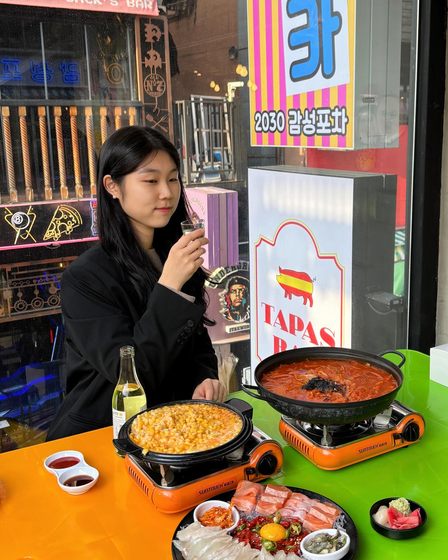 📢 둘이 왔다가 네명이 나가는 핫한 헌포
이태원 #티키타카감성포차

이태원 메인 거리에 위치해있고,
신나는 싸이키 조명에 둠칫둠칫 BGM까지
이 곳이 바로 MZ들 환장하는 야장st.

부담스럽지 않고 밝은 분위기라 헌포 입문자 강추.ᐟ
테라스 석은 조용하고, 거리를 내려다볼 수 있어
커플끼리 방문해 한 잔 하기 괜찮아유~

가성비 좋은 안주 구성에 술이 술술 들어가
알쓰 커플도 만족햇던 #이태원술집
_  _  _  _  _  _  _  _  _  _  _  _  _  _  _  _
📌 모목지 픽 추천메뉴
* 시그니처 메뉴(45,0)
* 광어+연어+육회+소라/타코와사비 한판
* +김치수제비칼국수+치즈콘치즈(or 파인샤베트)
* 육식파인 남자친구와 해상파인 모목지를
* 모두 만족시킨 한 접시 조합이에요.ᐟ

신선한 회X칼칼한 김치 육수X달달한 콘치즈
= 완벽한 조화에요. 식사 겸 반주하기 좋고,
3~4인 팟일 때 주문하기 좋은 양입니다.
_  _  _  _  _  _  _  _  _  _  _  _  _  _  _  _
📍 티키타카 감성포차
* 이태원역 1번 출구 도보 3분
* 일~목 16:45~03:30 금~토 16:15~07:30
* 콜키지 프리/단체 예약 가능
_  _  _  _  _  _  _  _  _  _  _  _  _  _  _  _

#오늘뭐먹지 #오늘모목지 #협찬 #이태원포차
#이태원요리주점 #이태원데이트맛집 #이태원호프집
#이태원감성주점 #이태원동맛집 #이태원역술집
#이태원헌팅포차 #이태원역헌팅포차 #이태원헌포