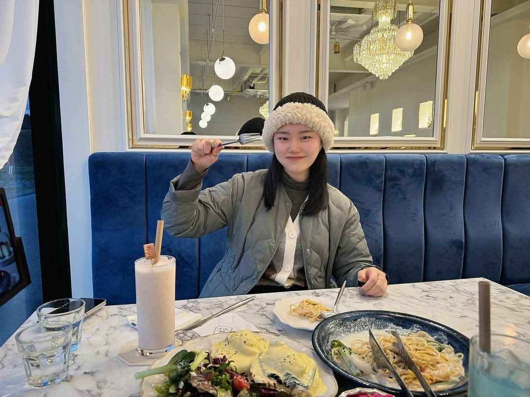 #협찬
안녕하세요. 쏘입니다:-) 제가 너무 맛있게 먹은 곳이 있어서 소개해드리려고 해요!

📍37.5 강릉점 / 강원 강릉시 홍제동 841-2
⏰월~일 10:30~20:30/브레이크타임 15:30~17:00/19:50 라스트오더
☎️ 0507-1377-3705

⁉️ 가족들과의 모임은? 37.5 강릉점에서!

🚘 37.5 강릉점은 앞에 주차장이 있어서 주차하기에 편리했어요. 그리고 입구에 들어서자마자 아늑한 분위기로 가득 차 있었어요. 서비스는 매우 친절하고 전문적이었으며, 메뉴에 대한 설명이나 추천을 물어보면 친절하게 대답해 줬어요.

✅ 저는 미니 키오스크를 사용하여 잠봉에그 베네딕트(15,500원)와 명란청양크림파스타(16,900원), 딸기 스무디와 소다에이드를 주문했답니다. 음식이 나오는 데까지 기다리는 동안에도 항상 고객들의 편의를 위해 신경을 써주셔서 감동이었어요!

🍽️ 잠봉에그 베네딕트와 함께 나온 채소들은 신선한 재료로 만들어져 있었고, 이 요리의 매력은 부드러운 잠봉에그와 크리미 한 홀랜데이즈 소스가 만나 간단한 재료들이 조합되어 풍부한 맛과 질감을 선사하며, 브런치 시간이나 특별한 아침에 어울리는 대표적인 메뉴 중 하나로 사랑받고 있음을 알 수 있었어요.

🍽️ 명란 청양 크림파스타는 맵기를 선택할 수 있었어요. 저는 크림이라 매콤하게 먹었는데 소스가 면에 스며들면서 깊은 맛을 느낄 수 있었답니다. 함께 먹은 음료도 너무 맛있고 배부르게 먹었어요!

저희가 먹는 와중에도 손님들이 들어와서 어느새 가득 차 있었답니다! 손님들을 살펴보면 가족 단위로 많이들 방문하는 것이 보였어요. 저도 가족과 함께 다시 한번 방문할 예정이랍니다!
.
.
#강릉브런치맛집 #강릉파스타맛집 #강릉현지인맛집