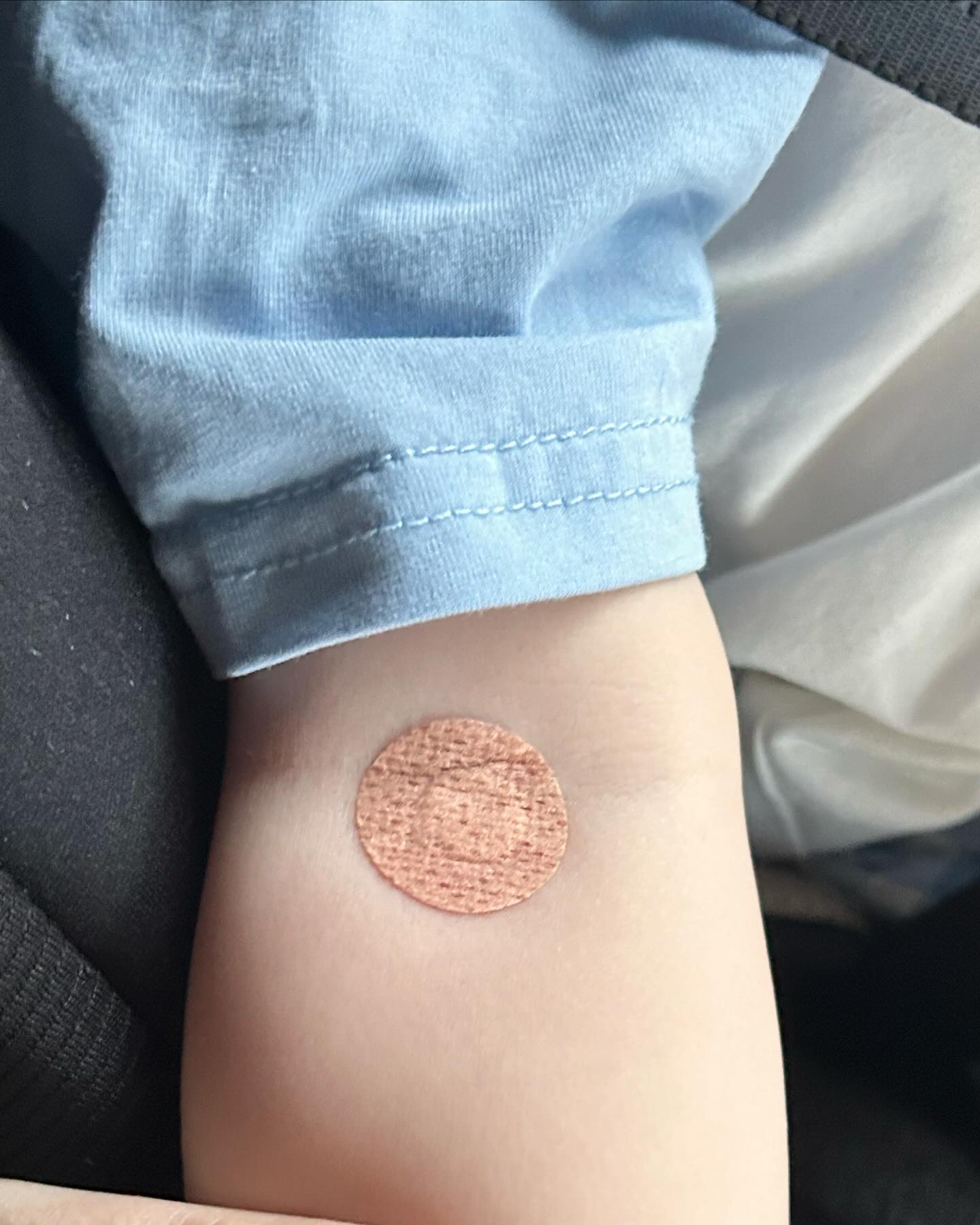 일주일 내내 올라오는 두드러기로 피검사했찬💉 이젠 약국을 그냥 지나칠 수 없는 나이가 되버렸어..🥲