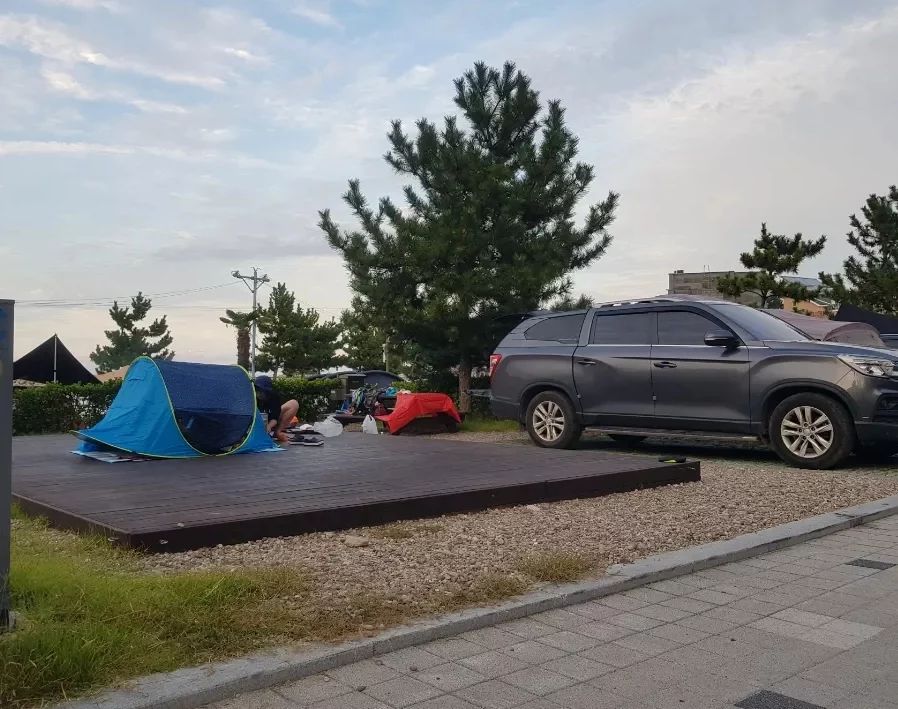 특별한 캠핑,
전문 캠퍼가 아니라, 팝업텐트🤭

다들 텐트칠때 물질하고,

다들 바베큐 해서 먹을때, 우리는 치킨 시켜 먹었지만, 

오히려 간편하고 좋았다 😆🤗

여행가기 딱좋은 9월.
무조건 떠나자!

#캠핑 #초보캠퍼 #팝업텐트
#차박 #bhc치킨 #서울근교드라이브
 #요소수필요없는차량추천부탁합니다