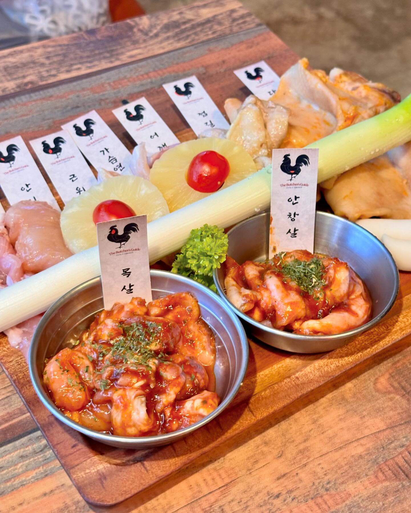 #체험단 #산장웅계 🐓
정말 가성비 좋은 닭숯불구이 맛집을 발견했어요!!!

처음 주신 도토리묵부터 대파 칼솟도 달콤달콤~
숯불에 각종 특수부위 구워먹는건 당연히 완전 맛도리!!!
부위마다 다른맛 즐기다보면 1인분 모듬만 먹어도 배불러요.
마지막으로 먹은 치즈볶음밥은 말해뭐해요~~~
특히 김치가 맛나서 볶음밥이 더더 맛있어요!!👍👍👍

산장느낌 가게가 엄청 넓기도 해서 회식이나 모임하기도 너무 좋을것 같아요!!!

#광주수완구맛집 꼭 가보세요~!!! inner_one.j