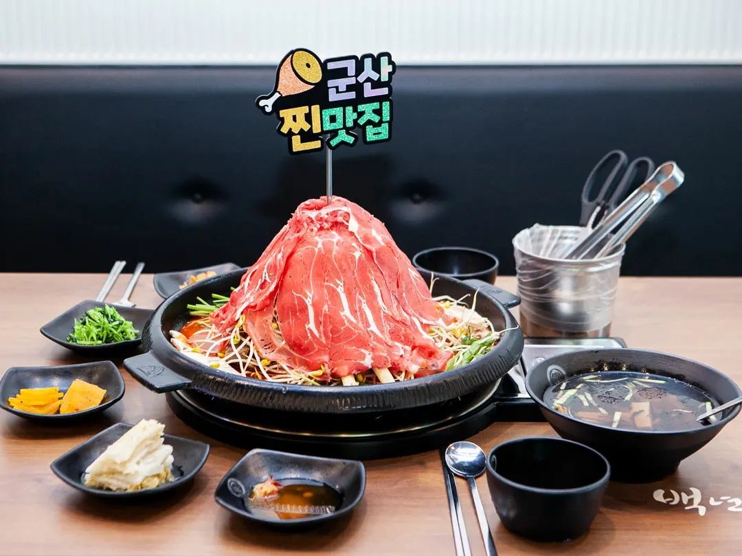 한 달에 한 번 만남을 가지는 언니들과의 
모임에서 처음 실물을 영접한 산더미 물갈비
푸짐한 양과 매콤하고 달달한 것이.. 
내 입맛에는  딱이었기에 
남편과 함께 방문

산처럼 쌓여 있는 물갈비가 
은근 매콤한 맛이지만 
먹다보면 매콤한 맛에 중독 돼요
가래떡이 통으로..
떡 인심도 참 후하신 사장님ㅋㅋ

육수가 잘 스며든 소갈비는 
샤브와는 또다른 야들야들한 맛이네요.

2인분 주문했지만 3인까지도 
먹을 수 있는 푸짐한 양 덕분에
먹다가 지치는 줄 알았어요ㅋ

아이들이과 함께 먹을 수 있는 
떡갈비와 계란찜도 있어
다음번엔 아이들과 함께 오는 걸로~

백년불고기 (군산점) / 063-461-3355 
 / 전북 군산시 미장안7길 8 

#군산맛집 #백년불고기 #수송동맛집 #군산백년불고기 #군산소불고기맛집 #군산물갈비 
#소불고기맛집 #군산불고기 #군산맛집추천 #산더미물갈비 #백년불고기물갈비 #물갈비맛집 #군산회식 #군산모임장소