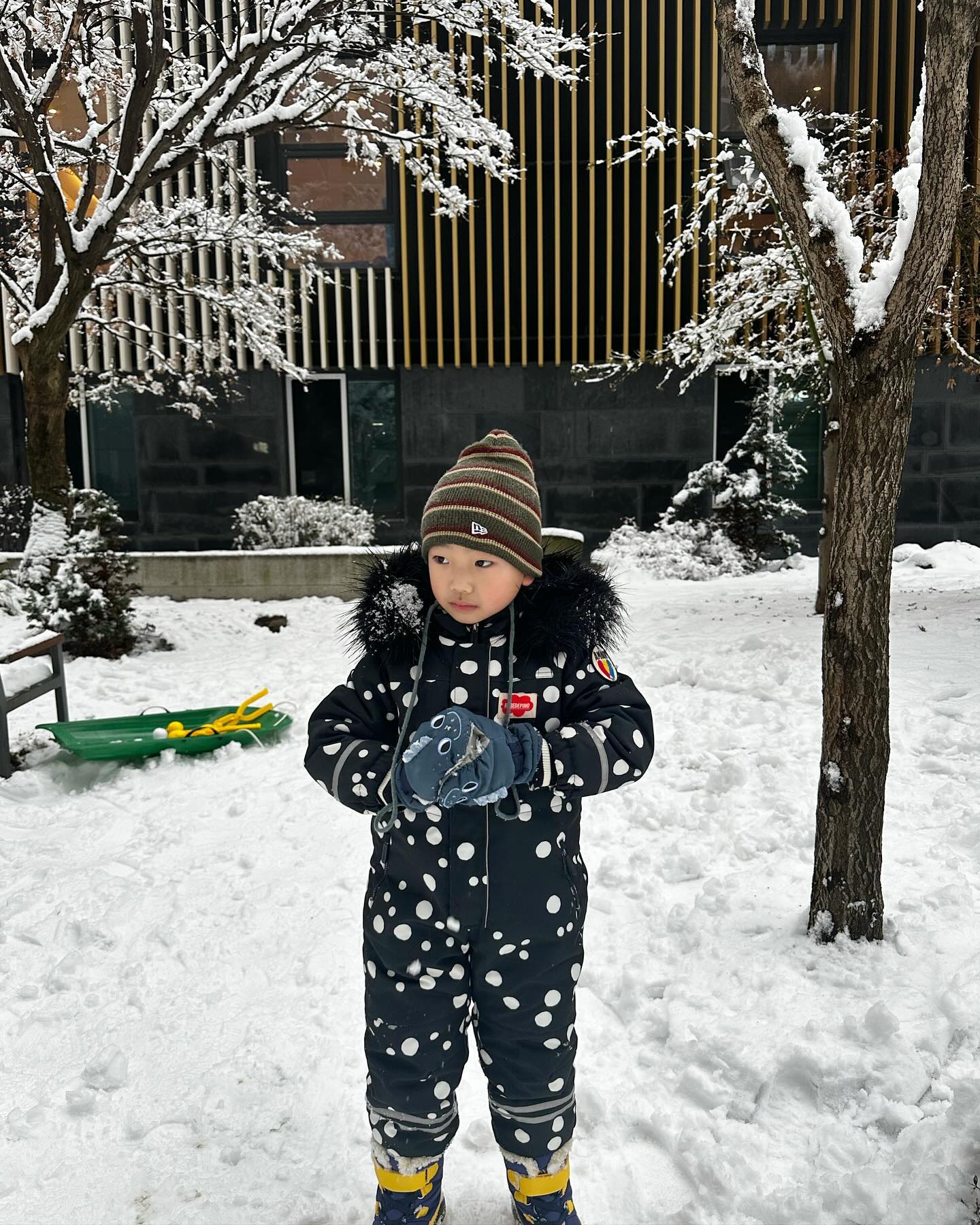 -
하루종일 내린 함박눈에 눈놀이 제대로 ☃️
.
.
.
#후니네일상
#주말일상