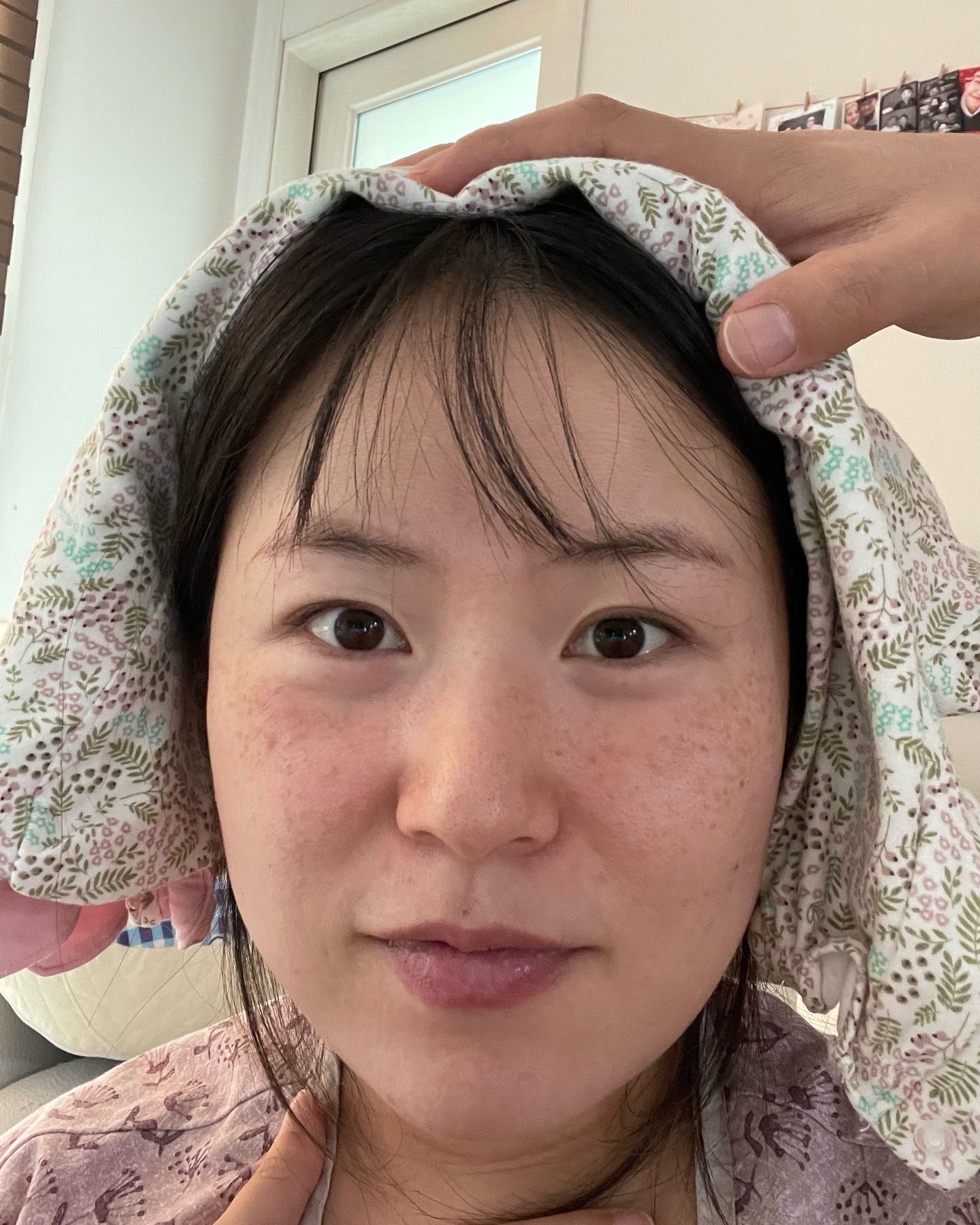 밥먹는차례 바꿔줘야해서 급히 삼켰다
곧 딸꾹질을 시작하니까 오빠가 해준 처치
옆에있던 아기 옷을 머리에 씌움

오빠 나 물결이야?

Tmi. 신생아가 딸꾹질을 할때 모자씌우고 양말 손싸개를 입힙니다

#육아 #육아일상 #육아기록 #토끼띠맘 #육아스타그램 #딸꾹질 #딸꾹질엔모자 #엄마스타그램 #내가엄마라니