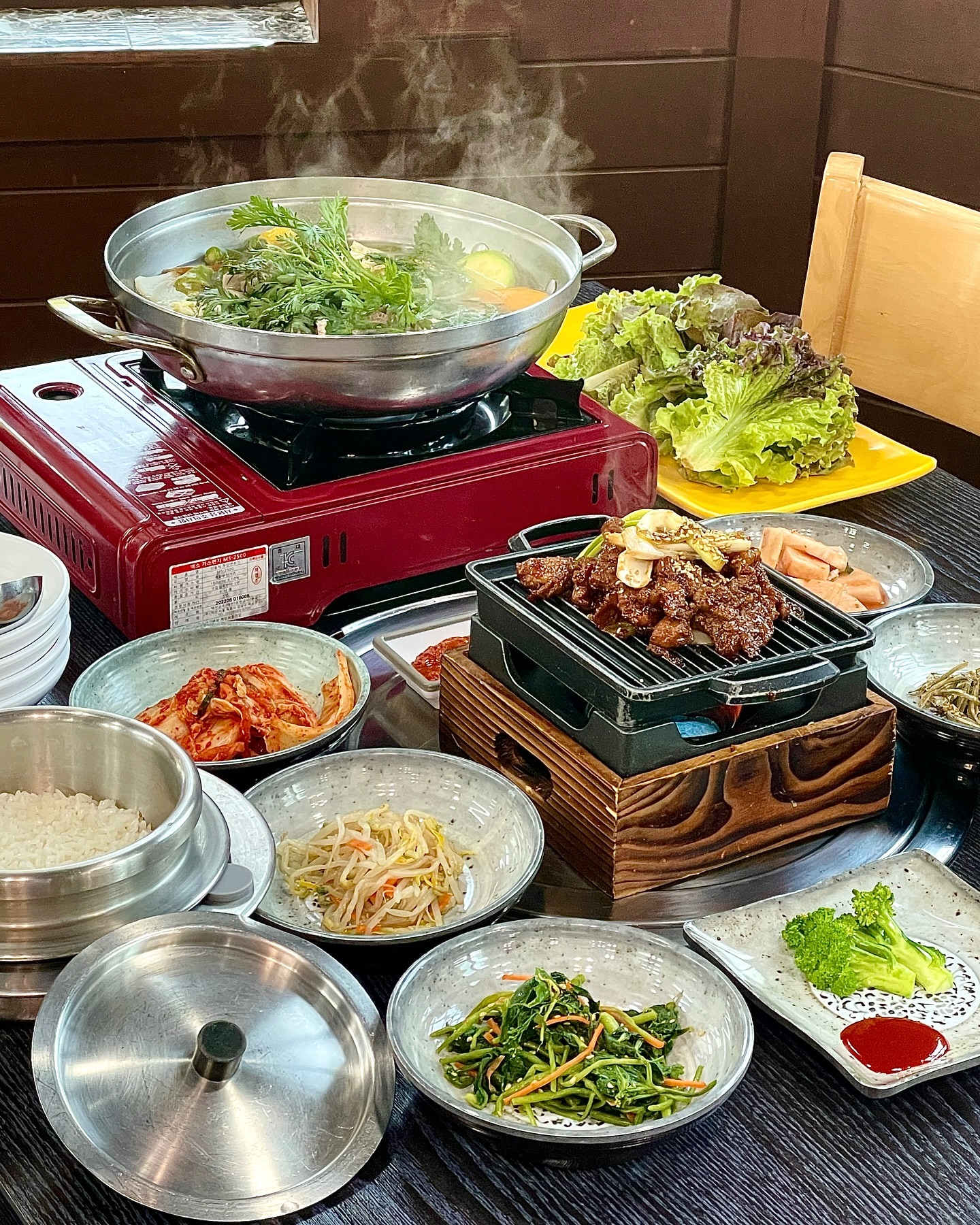 #강화도맛집 #원두막가든
_
강화도 전등사와 가까운 식당!
강화향토음식인 #젓국갈비 포함해서
돼지갈비+솥밥 세트로 먹을 수 있어서 좋고
찰진 솥밥부터 너무 맛있고🍚
젓국갈비전골은 새우젓의 감칠맛과
칼칼함이 있어서 맑고 개운한 맛이고
식당에서 직접 키우는 버섯도 들어가는데
노랑느타리버섯이 쫄깃하고 맛있었어요!
구워나온 숯불자연포크 돼지갈비와
시원한 강화도 #순무김치 까지 꿀맛이에요!😋