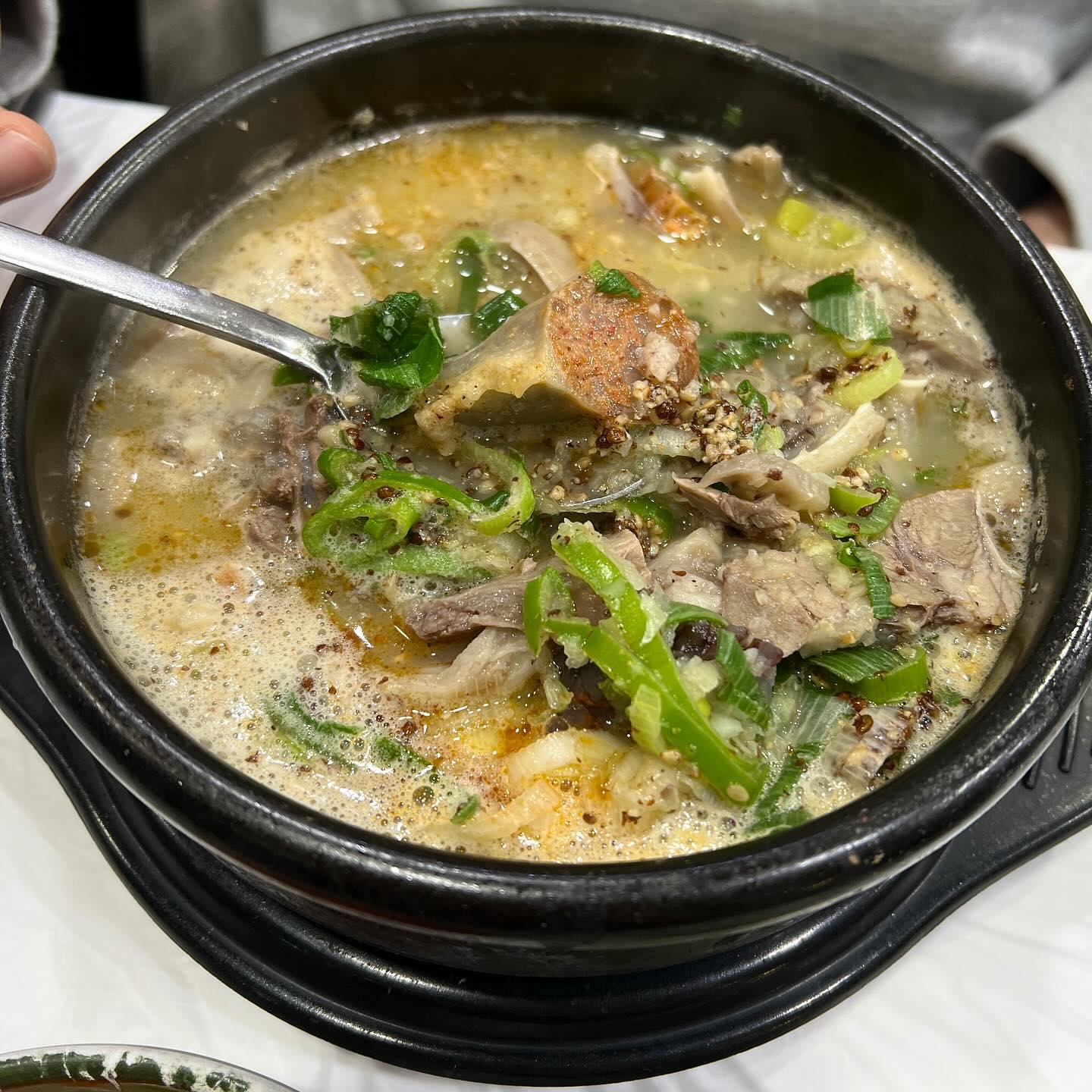#협찬 #장터순대국
속초 중앙시장 순대국밥 1등 맛집❗️
⠀
속초 여행 때 해장이 필요해서
순대국밥 맛집을 찾아서 방문했는데,
여러 맛집 프로그램에도 출연할 정도로
인기가 많은 곳이더라구요?
맛보자마자 바로 인생 순대국밥집 등극했습니닷💫
⠀
순대국밥 러버라서 순대국밥을 먹을 때
까다로운 편인데 잡내 전혀 없고,
순대국밥 속 순대와 건더기는 푸짐 그 자체!!
진한 국물은 말모말모😋
마시자마자 바로 해장되는 맛이었어요👍
⠀
국밥 맛집은 김치도 맛집인거 아시죠?
김치와 깍두기가 국밥이랑 찰떡궁합이었고,
함께 주문한 오징어순대는 먹자마자 눈이 번쩍🤩
버터 향이 가득, 속이 너무 부드러워서
소스에 찍어 먹으니 존맛이었어요❣️
⠀
이렇게 푸짐한 순대국밥은 처음이었는데
국물, 순대, 건더기 모든 게 다 완벽했고,
특히 모둠 순대국밥의 김치 순대가 너무 맛있어서
다음번에는 김치 순대국밥을 먹어보려고 합니닷🫶
⠀
속초 중앙시장 가성비 좋은 순대국밥 찐맛집
장터순대국에서 순대국밥과 오징어순대 꼭 드셔보세요💘
(뽑기 이벤트도 진행하고 있답니다!)
⠀
⠀
📍장터순대국
강원 속초시 중앙로129번길 35-16
영업시간 : 월~수요일, 금~일요일
오전 7시 - 21시
(매주 목요일 휴무)
전화번호 : 033-638-1881
⠀
🏷️ 주문 메뉴
모둠 순대국밥 (12.0)
아바이순대국밥 (12.0)
오징어순대 (15.0)
⠀
⠀
#속초맛집 #속초순대국맛집 #속초순대국 #속초순대 #속초오징어순대 #속초오징어순대맛집 #속초맛집추천 #맛스타그램 #먹스타그램 #속초핫플 #맛집탐방 #먹스타 #먹스타맞팔