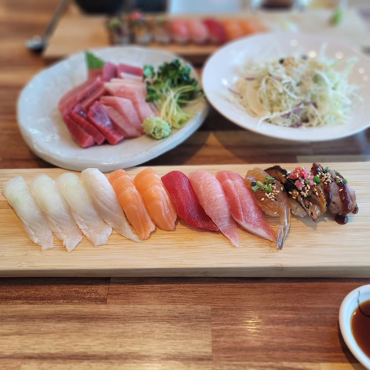 인계동 참치회,초밥이 맛있는 곳
서영진참치초밥
⠀
서영진특초밥 (12p)
광어,참치,연어뱃살,새우장,장어,소고기로 구성되어 있으며
신선한 퀄리티에에 입에 착 감기는 맛이에
구성되있으며 미니냉모밀 or 미니우동 선택 가능해요.
초밥 다 먹을때쯤엔 알밥이랑 튀김까지 구성이 알찹니다.
게다가 맛보기 참치가 15p에 20,000원이라
사이드로 같이 주문해서 먹기에 좋아요.
부위별로 다양하게 나와서 골라먹는 재미가 있습니다.
초밥에 참치회까지 만족스러웠던 식사였습니다~
⠀
⠀
맛있는 초밥이 땡기신다면
서영진참치초밥 추천 드려요.
⠀
수원시 팔달구 권광로 276번길 33-25아미힐 상가 1층
영업시간 11:00-22:00
⠀
⠀
#서영진참치초밥 #서영진참치 #서영친초밥
#수원초밥 #인계동초밥 #수원참치 #인계동참치
#수원인계동참치 #수원인계동초밥 #수원초밥맛집
#수원참치맛집 #인계동초밥맛집
#인계동참치맛집 #인계동맛집 #수원맛집
#초밥맛집추천