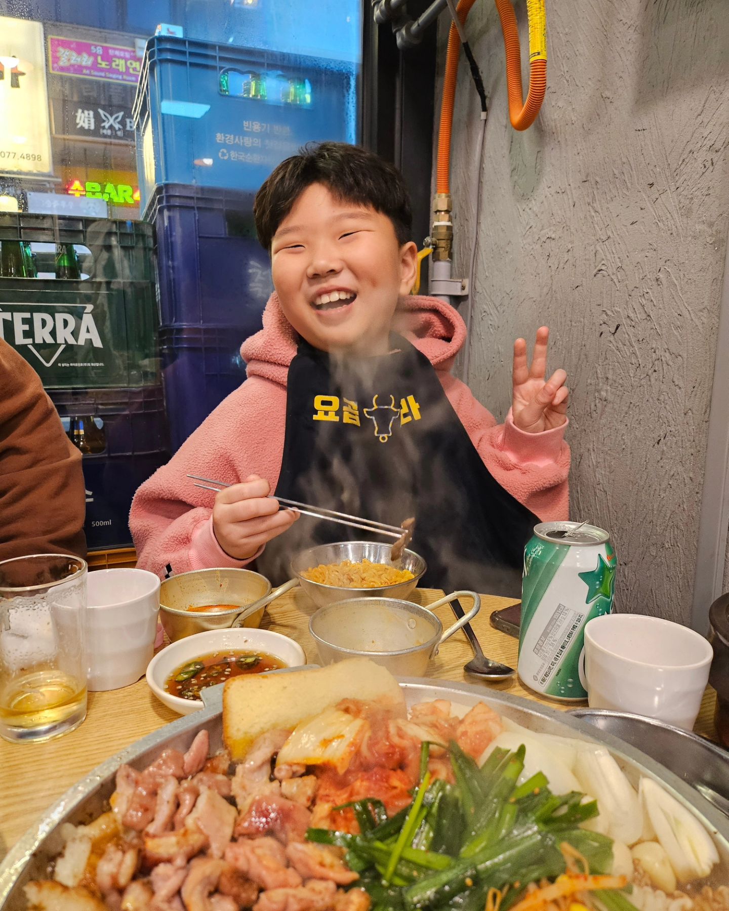 #협찬 동탄 북광장 요곱봐라
여기는 진짜 울 똥똥이네 최애 곱창집이다ㅋ
요곱봐라 5살 때부터 갔으니깡♡
항상 먹는 곱창막창대창 창창창~3종 시켜주고
곱창 가득 들어간 찌개 주시는데 이게 👍
맛있어서 리필 각ㅋㅋ
친절하신 사장님이 하나하나 다 구워주시고
신경 써주셔서 갈 때마다 맛있게 먹고 오는 곳
곱창에 곱도 가득하고 중간에 통마늘 들어 간
곱창은 말모말모 ♡ 맛있음 😋
대창 소스 찍어 구운 부추랑 콩나물이랑 먹고
막창은 쫄깃쫄깃 해서 또 맛있고 계속 먹ㅋㅋ
무엇보다 소주 3천원.맥주 4천원
주류 가격 실화?ㅋㅋ곱창에 술 마니 드세용ㅋㅋ
마무리는 당연히 알볶음밥!
배불러도 볶음밥은 들어간다는거~~~
맛나게 먹고 마무리!!
곱창 가격도 착하고 주류 가격도 착하니
동탄에서 곱창집은 요곱봐라 가세용 강추 👍
.
🎈동탄 북광장 요곱봐라
경기 화성시 동탄중심상가2길 11
삼성파크뷰106호
🎈주차 - 공영주차장 1시간30분 무료
🎈영업시간 - 월~토 17:00시~01:00시
  일요일16:30~01:00
🎈031-8003-9265
.
.
#동탄곱창 #동탄맛집 #동탄소곱창 #요곱봐라똥똥 #북광장맛집 #곱창러버 #요곱봐라 #yummy