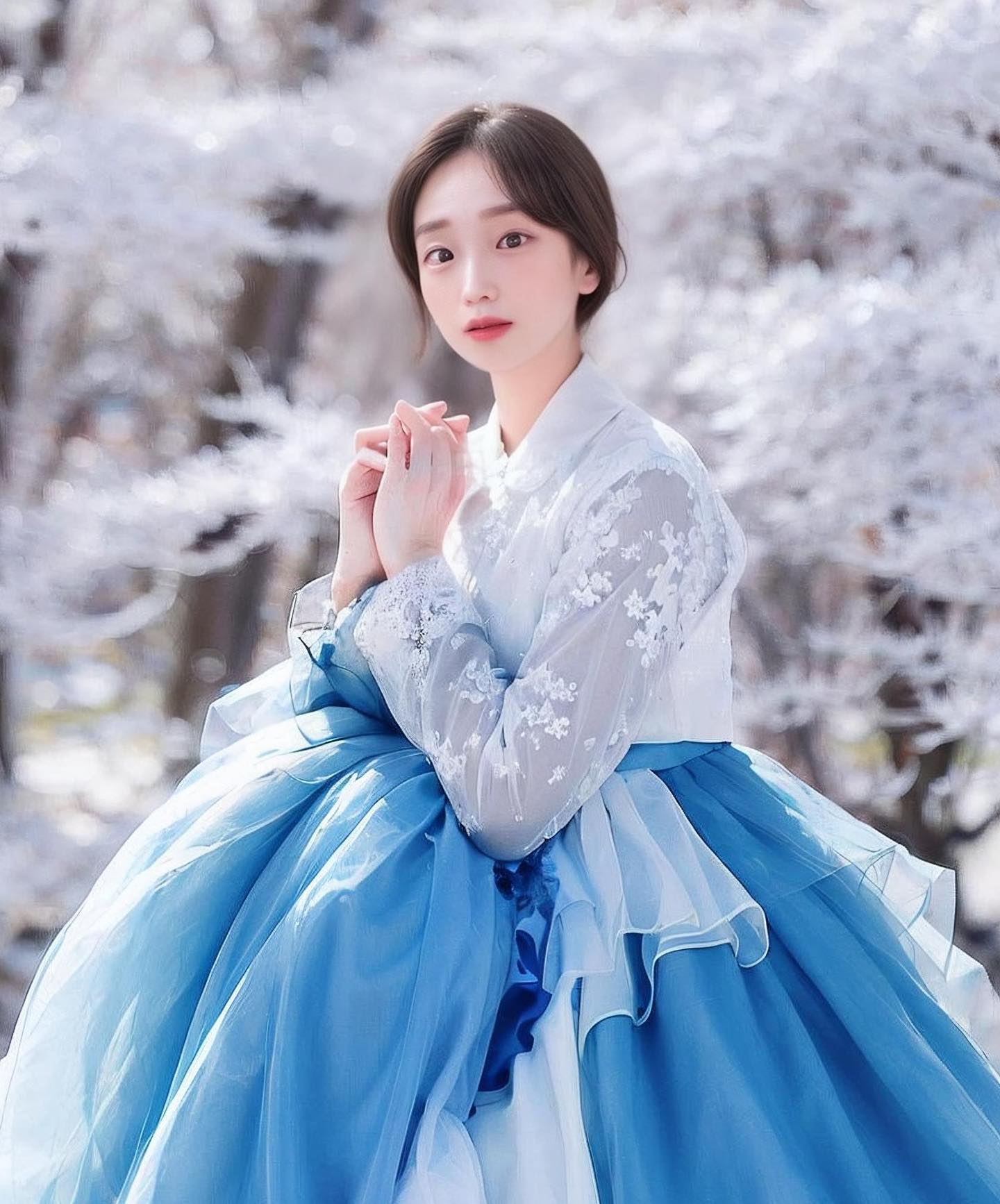 명절이끝났지만  인스타에 많이
올라오길래 뒤늦게 한복사진 올려봅니당🥹
청초한 무드 좋네요 ☺️
다시 즐거운 일상하루 잘 시작하세요💚