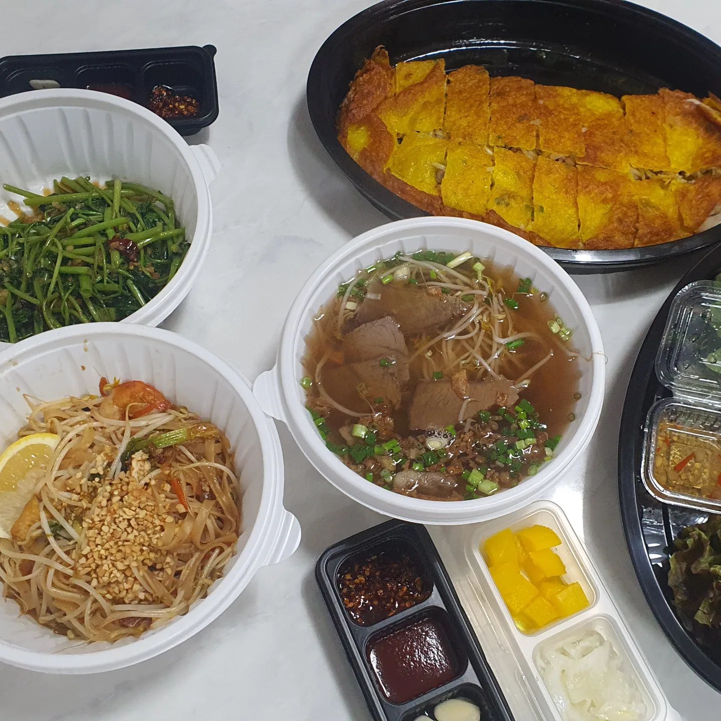 아파서 조퇴한 오늘..정신 좀 차리고 나니 배고픈 밤이네 흑.여기도 맛있었지만 제일 맛있는 쌀국수는 역시 태국 길거리 자판에서 먹은 쌀국수가 진리다😑
#쌀국수 #반세오 #팟타이 #모닝글로리 #과하다과해