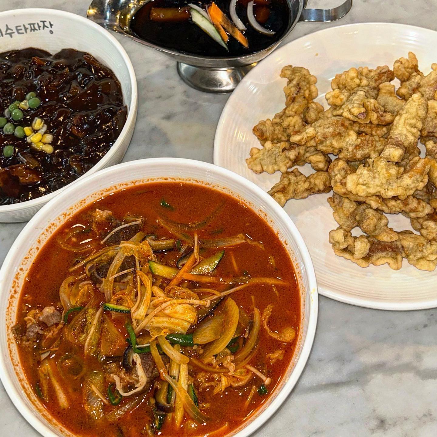쫄깃한 수타면으로 인정 받은 중국집 발견 😍
#동네수타짜장

광진구에 있는 ✨🤎동네수타짜장🤎✨ 다녀왔어요 👏🏻

🕖 10:30 - 20:30 (세시부터 30분동안 브레이크 타임)
20:00 라스트오더
격주 월요일 정기 휴무
📍 서울 광진구 구의로 61-1 1층 동네수타짜장
📞 0507-1313-0237
✋🏻 단체 이용 가능, 포장, 배달, 예약, 무선 인터넷

사장님이 직접 면 뽑고
40년 이상 주방장인 아버지와 함께 같이 운영하고 있다고 해요

메뉴판만 봐도 제대로 된 정석 중국집이라는 걸 알 수 있어요
수타간짜장, 수타삼선짬뽕부터
면류 밥류 종류가 어마 무시해요 ..🤤

📍수타 짜장면 _ 7,000원
📍수타 차돌짬뽕 _ 13,000원
📍탕수육 소 _ 20,000원

수타면발이라 그런지 기계로 뽑은 일정한 굵기의 면은 아님‼️
그래서 더 맛있어요 ㅎㅎ
특히 차돌짬뽕에 차돌 진짜 와방 들어가있어서
면 한입에 차돌 두 개 쌉possible 🫶🏻🥩❤️

탕수육 겉바속촉 그잡채라
물리지도 않고 담백하게 폭풍 흡입할 수 있답니다 😘

광진구 찐 중국집 추천드려요 💗

#구의동맛집 #광진구맛집 #광진구중국집