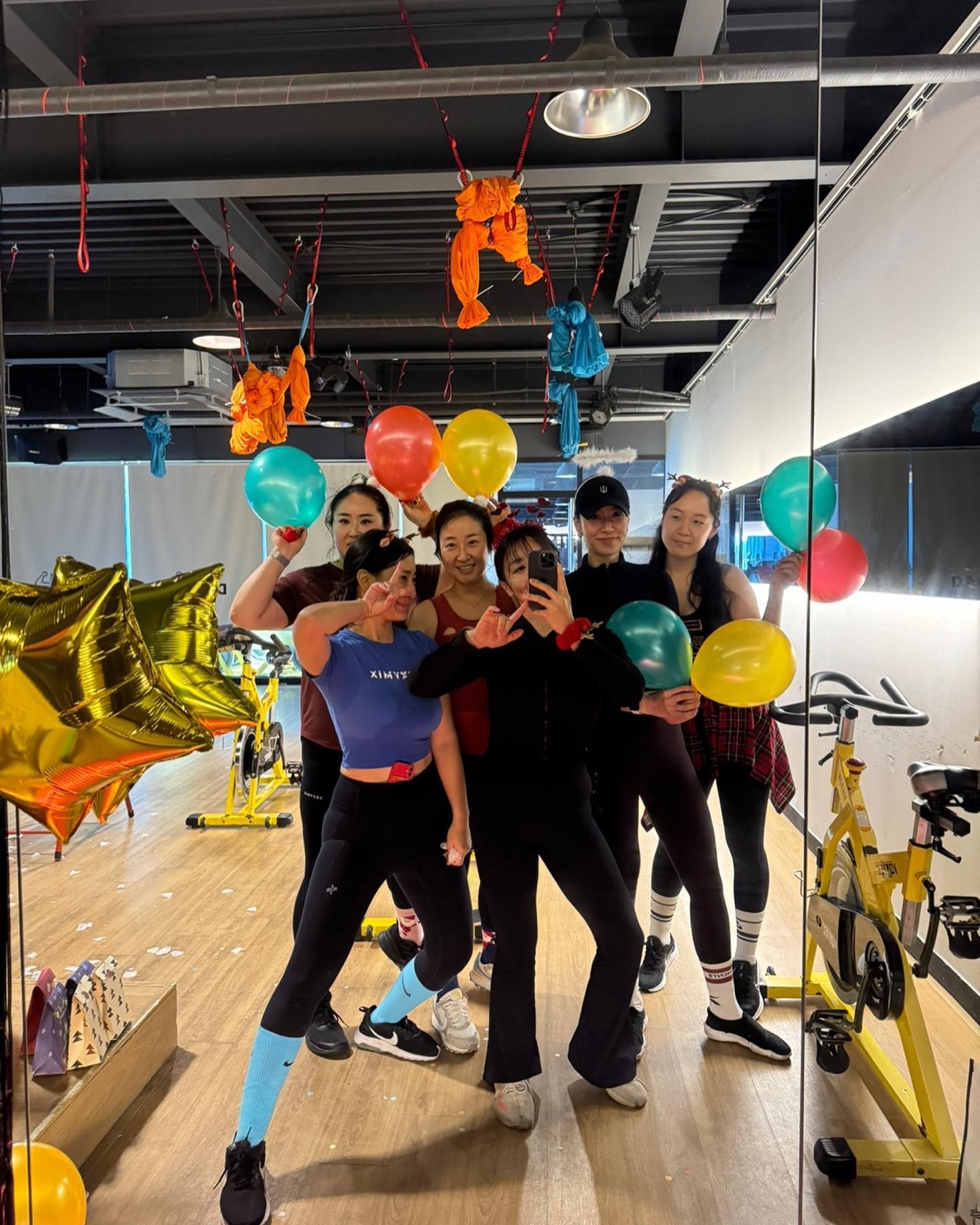 크리스마스 전 마지막운동❤️💚
완전신난 그묘일 줌바는 날뛰느라 영상도 못찍었네
쌤들 매년 준비하시느라 고생많으셔용
내년에도 잘 부탁드려요😝

#멜크멜크 #너무즐거웠던하루
