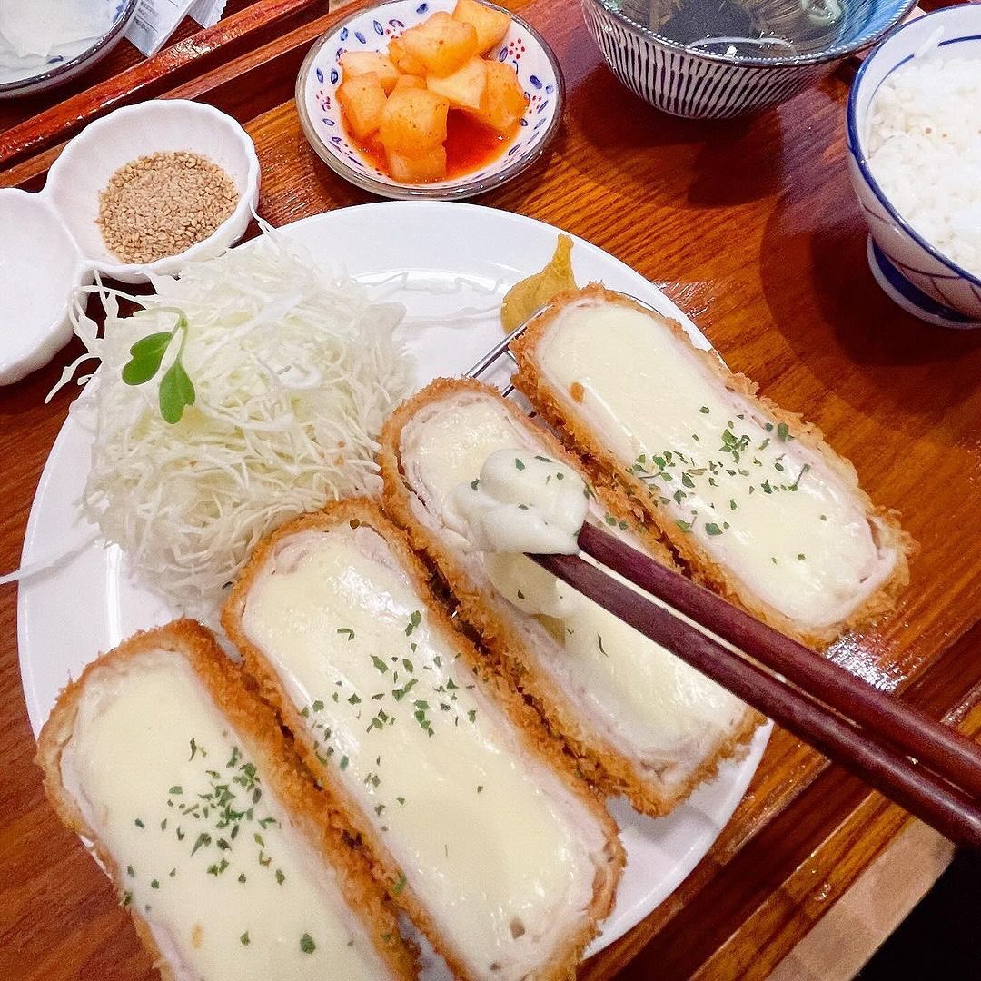 #협찬

청주 복대동 지웰 돈가스 맛집 ‘시오카츠’
낮에 방문했는데 생각지못한 웨이팅에 후덜덜 🫣

돈가스 맛집인 만큼 내사랑 치즈돈가스에
카레 러버인 초딩 아들은 고기카레 l 계란 완숙 🍳
면이라면 자다가도 일어날 남편의 픽은 카레우동 

비주얼 뿜뿜 쫀쫀한 치즈의 찐한 고소함과 🧀
돈가스 육즙의 담백함과 바삭함 삼박자가 완벽쓰 ♥️
여기서 끝이 아님, 진짜 카레 맛 완전 이럴수가 !
진짜 살면서 먹어 본 카레 중에 단연코 최고 ✨
밥이든 면이든 고기카레도 카레우동도 다 맛있다.
우동면 먹고 또 놀람, 맛의 합이 너무 좋음 🫰🏻
먹기 시작부터 극찬하며 마지막은 감탄하며 끝 😍

📍 청주시 흥덕구 복대동 돈가스 맛집 
🏷️ 진재로 131 지웰에스테이트 108호 1층 ‘시오카츠’

#시오카츠#청주맛집#청주맛집추천#청주돈까스#청주왕돈까스#복대동맛집#복대동돈까스#복대동혼밥#복대동점심맛집#복대동점심특선#청주데이트#음식점창업#돈까스창업#소자본창업#기술전수창업
