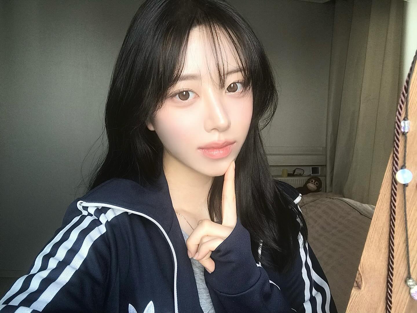 요즘 내 피부 상태 😚
피부 관리에 대해 잘 몰라 방황하던 제가 정착한 곳은
강력한 리프팅으로 즉각 효과가 나타나는 
🤍 올리지오 🤍 입니다 🎵☺

♡ ᩚ올리지오 ᩚ♡ 는 피부 전체를 
콜라겐을 채워주며 쫀쫀하게 만들어 주어
화장도 더욱 잘 먹는 게 느껴지더라구요 🤭

심지어 화장을 지운 밤에도 
피부가 밝아진 것이 보여 더 좋았어요 ! 

마취도 없고 오래 걸리는 시술두 아니라서 
편안하게 받을 수 있는 것 같아요 🤍

앞으로 내 피부 관리는 올리지오와 함께 🩶

#올리지오 #oligio #고주파 #리프팅 #피부관리 #리프팅레이저 #탄력 #관리스타그램 #동안 #꿀피부 #동안피부 #피부미용 #피부꿀팁