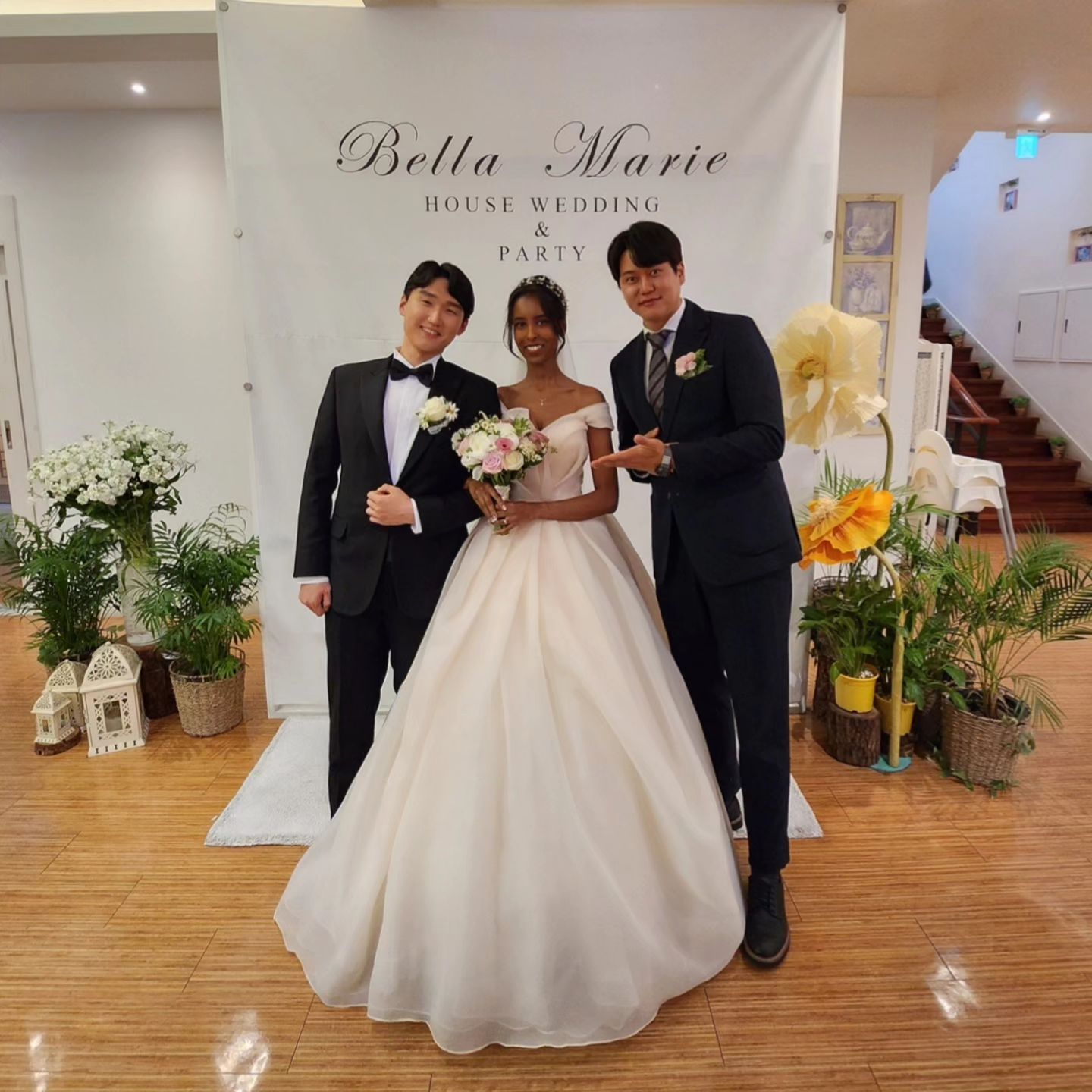 #영어사회자 #영어MC 

오늘은 용인에 위치한 하우스웨딩홀
bella_marie_wedding
#벨라마리에 하우스웨딩 에서 진행 된

🇰🇷한국 신랑님과 🇸🇴소말리아 신부님의
소중한 #국제결혼식 현장 이에요🤵🏻👰🏾

저멀리 캐나다 및 소말리아 에서 오신
가족친지 및 다국적인 하객분들과 함께
진행 된 뜻깊은 스몰웨딩 이었답니다💍

좋은 후기들 보고 예약주신 신랑님,
믿고 맡겨 주셔서 너무 감사드려요🫰🏻
_______________________________________

✔인스타그램 으로 전문사회 / 영어사회 예약 시 
#색소폰 축주 1곡 서비스 (무료) 진행 해 드립니다🎵 
※단, 서울/수도권 지역에 한함
 (지방의 경우 소정의 추가비용 발생
✔영어사회자/한영사회자
✔국제결혼식/주례없는예식
 (결혼식 식순 컨설팅 전문)
✔결혼식사회 경력 10년
✔기업행사/국제행사/연말행사 등

DM 또는 카카오톡 (프로필참조) 문의 주세요 :)

#전문사회자 #한영사회자 #웨딩홀추천 
#웨딩홀리뷰 #국제커플 #결혼식사회자
#영어사회자이재원