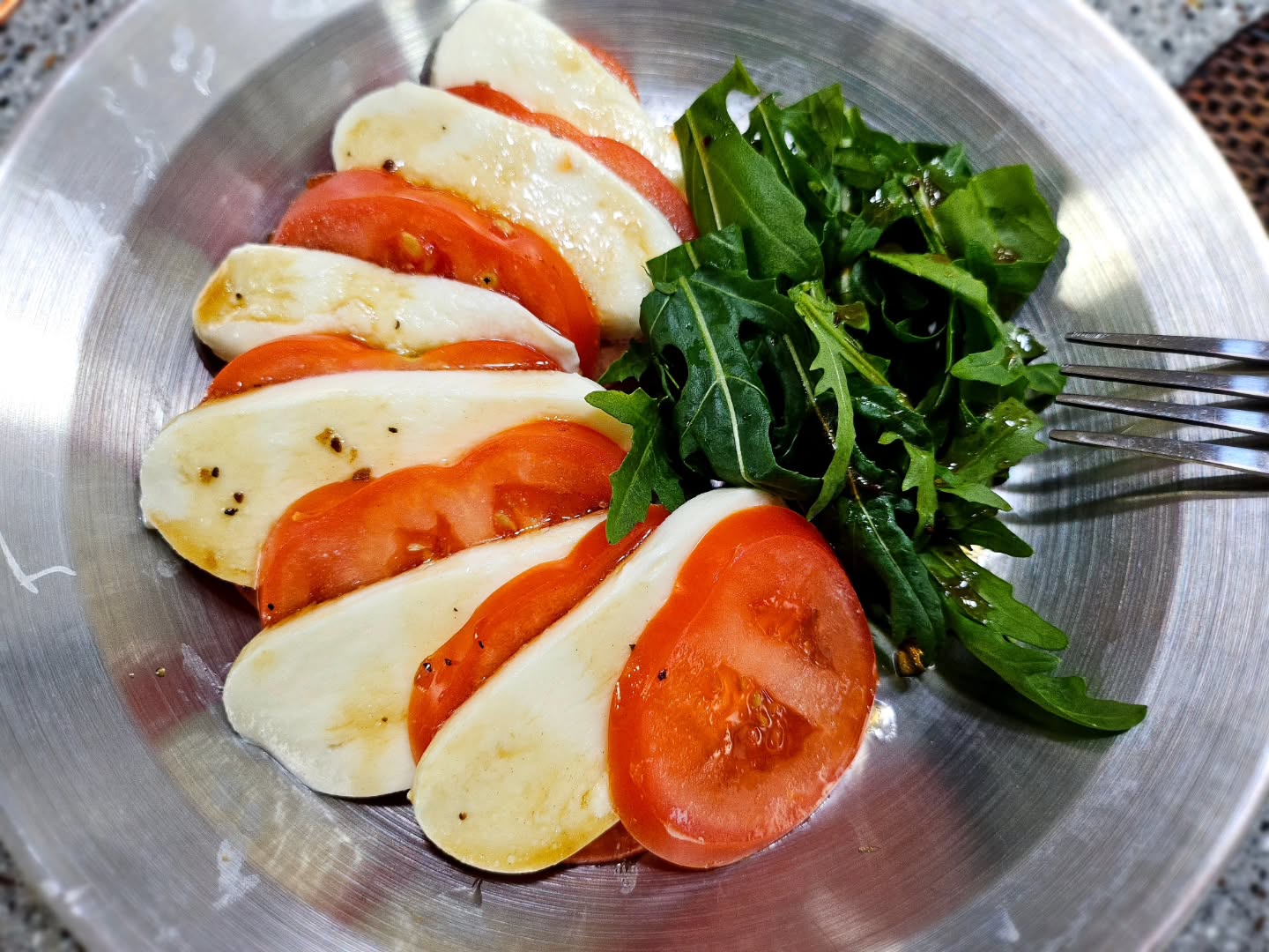 점심은 간단하게 카프레제샐러드♡
발사믹 드레싱과 함께+_+
맛있자나~~
