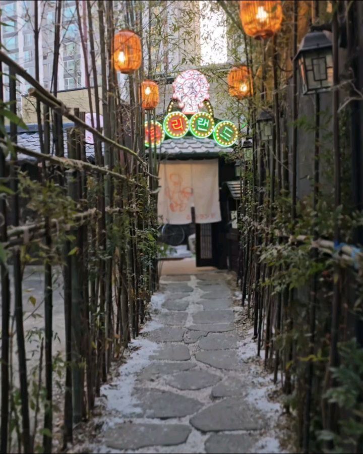 대구은행역 부근에 위치한
닭구이가 맛있는 집 토리랜드🎡

순간 일본에 여행온듯한 느낌을 주는
인테리어와 특유의 분위기가
먼저 눈에 확 들어왔어요.

야외석과 프라이빗한 공간 등
좌석도 많아서 여럿이서도
충분히 올수 있는 곳입니다.

대표메뉴로 닭짚불모듬구이와
토종닭으로 만든 샤브샤브가 있는데
오늘은 구이를 즐겨봤습니다!

예쁜 전용 케이스에서 뚜껑을
열자마자 드라이아이스속 모듬구이가
보였는데 부위별로 구분 할수있게
이름표도 부착되어있었어요.

짚불에다 초벌구이되어나온 사이살은
특유의 짚불향과 부드러운 살코기가
특히 맛있었어요. 아보카도로 만든
하얀소스에 찍어먹으면 꿀맛😆

사이드로 닭날개튀김을 주문했는데
얇고 바삭한 튀김옷에 향신료향이
은은하게 느껴지면서 독특했어요.

다음엔 뜨끈한 국물의 샤브샤브를
먹어봐야겠습니다💚🩷

#수성구술집 #수성구맛집 #수성구닭구이 #대구은행역핫플 #대구은행역맛집 #대구은행역술집 #토리랜드