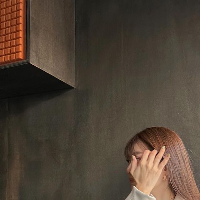 지이🤍 on Instagram: "#광고 @1rony9orno_official 기대되는 이번주 〰️설레임 가득 안고 부드러운 비건스웨이드 자켓입었어요 !🖤 투웨이 지퍼를 사용하여 다양한 스타일링 연출 가능하고 사이드