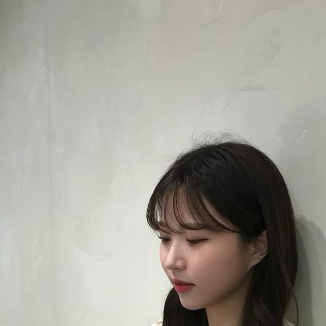  지호 on Instagram: "#광고 @adaul_official 요즘 날씨에 딱 어울리는 블라우스 🌸  러블리한 분위기가 연출되며 고급스러운 디테일들의 포인트가 감각적인 느낌을 더해주는 셔링 퍼프 블라우스 🎀  데일리로 코디가 가능하며 풍성한 셔링 디테일과 밑단 
A라인으로 슬림한 체형 커버가 가능합니다!!

#ADAUL #어다울 #블라우스 #셔링 #셔링블라우스"