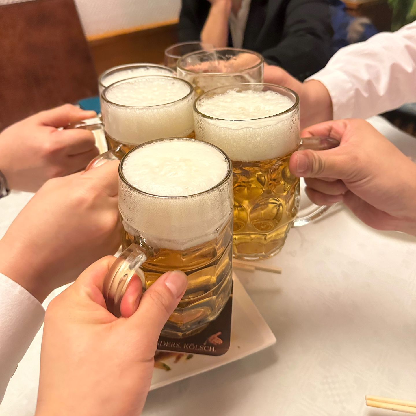 #관심#내사람#좋은인연#맥주한잔

연락이 없으면 무슨일있냐며  걱정해주는 사람
연락이 없으면 무심해졌다며  핀잔놓는 사람

자주 만나지 못해도 마음이 통하는 사람
자주 만나지 못한다고 믿음이 깨지는 사람

함께했던 시간을  무색하게 만드는 사람과 
그시간을 소중하게  여기는 사람들....

예전엔 노력해야 관계가 유지됐다면
지금은 헛된 노력보단 마음이 먼저인 관계들이 편하고 좋다

꾸미지 않고 나의 단점을 모두 보여도 관계라는 믿음으로 
헛되게 되지않는 그런 편하고 좋은 인연들

나는 늘 그자리인데
내가 먼저 액션하지 않으면 멀어지는 관계는 지치네

서서히 무심해진다.