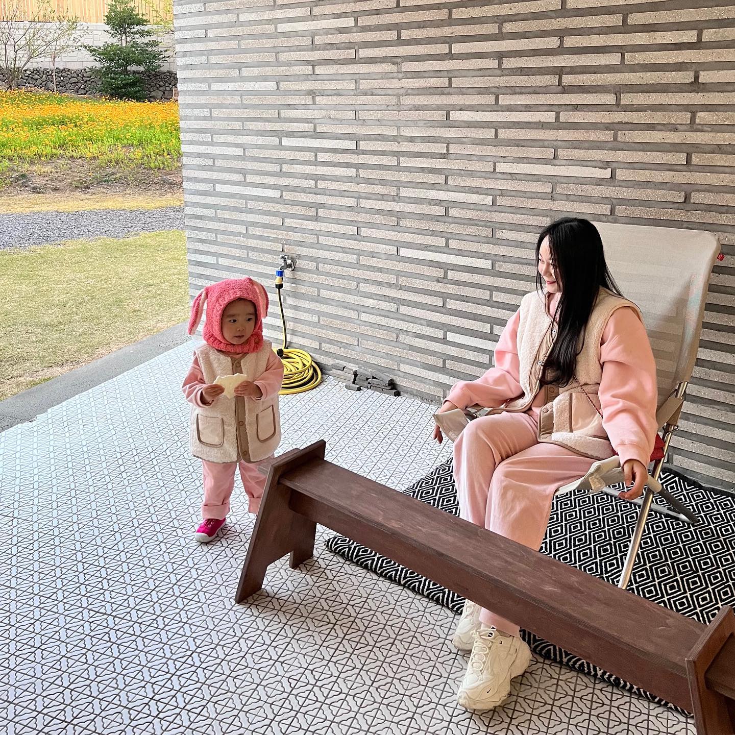 일교차 심한 요즘 
보들보들 따뜻한 후리스 조끼 완전 필수!! 

해피프린스 #마덴후리스아기조끼 🐑 착용해봤는데 
시중에 판매하는 후리스조끼보다 훨씬 도톰하고 
탄탄해서 정말 따뜻해요! 
어디에나 잘 어울리는 베이지톤이라 지금부터 겨울까지 정말 유용하게 입어질 것 같아 아주만족💖 강추합니다아! 
이서는 100사이즈 착용했어요🥰

이서는 요즘 날아다니는 짹짹이 🐦가 최대 관심사 
그리고 처음먹는 뻥튀기! 

이서👧🏻 : 17개월 85cm 11.7kg 
맘 👩🏻 : 160cm 
이서랑 이렇게 제대로된 
커플룩 처음 입어봤는데 🫶🏻
고마워요 happyprince_official 🤍

#협찬 #해피프린스 #엄마랑아기랑 #엄마랑딸 #맘커플룩 #아기후리스 #17개월아기 #맘스타그램 #아기셀카 #제주도여행