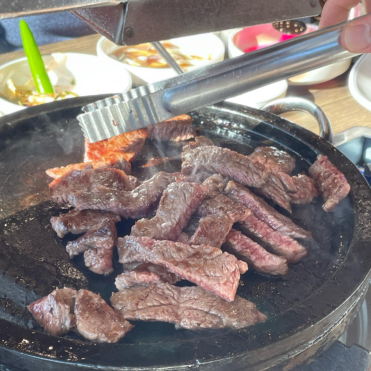 #이로운한우 #대구군위맛집

주말에 시댁식구들이랑 소고기 먹으러 군위까지 갔어요! 여기 군위에서 유명한 소고기맛집인데 ! 11시 오픈이라 오픈시간 맞춰서 갔는데도 대기하고 들어갔네용!! 고기가격도 착하고 고기도 너무 신선하고 맛있어오🥹 입에서 살살 녹네용 ! 맛있는 소고기 실컷 먹고싶을때 찾는곳 ! 소고기는 여기루! 

#쏘내맛집추천 #군위이로운한우 #대구소고기맛집 #군위소고기맛집 #군위맛집 #대구맛집 #군위한우맛집 #대구근교맛집 #대구근교소고기 #군위소고기 #군위한우