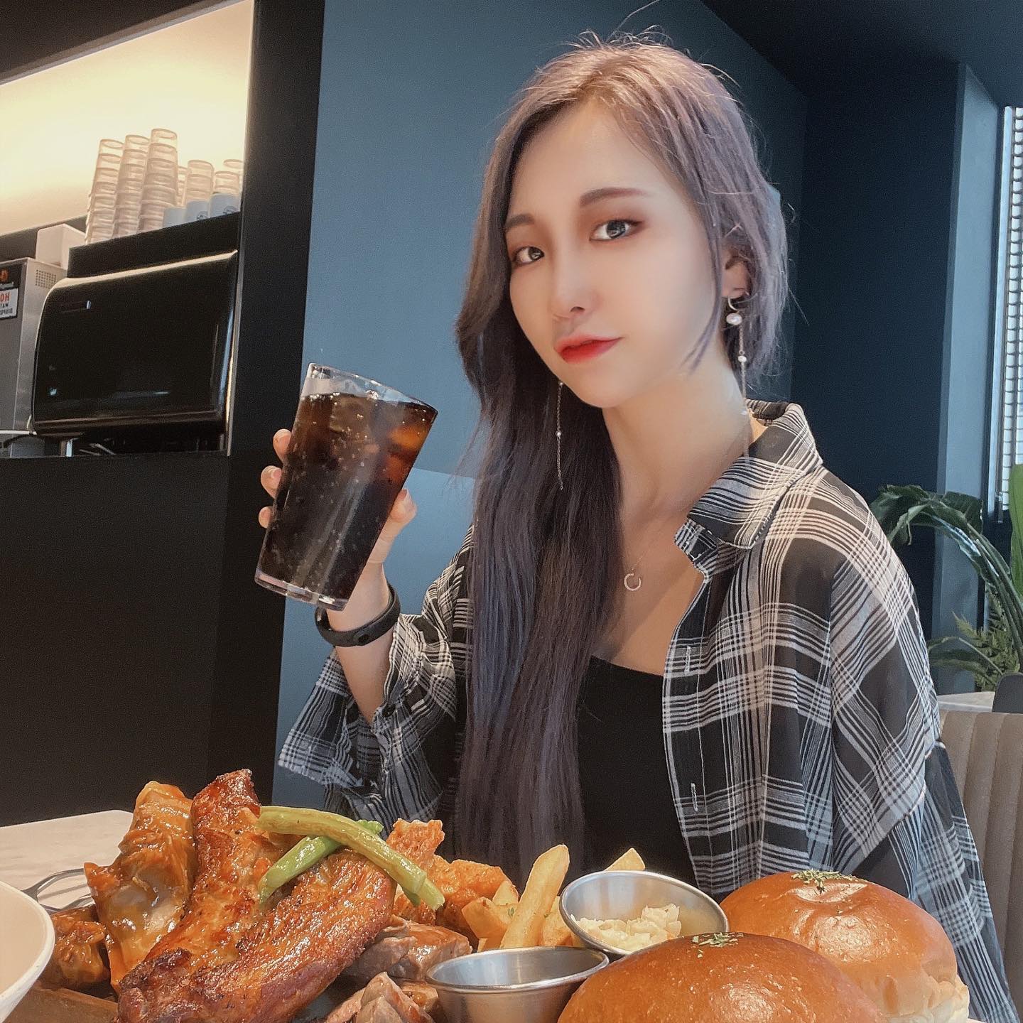 #협찬
테라스가 있는 브런치집 ‘브런치빈 구로항동점’을 소개합니다 :)

구로 항동에 새로 생긴 브런치맛집이라 깨끗하고 탁트인 시티뷰를 보며 식사 할 수 있어 너무 좋았던 곳🤭

브런치 전문점이지만 파스타부터 플래터까지 정말 다양한 메뉴들과 음료들이 준비되어 있는 최고의 맛집🍽️
메뉴들이 너무 많아서 고르기 힘들정도로 다양한 구성!

다양한 미트 종류들이 있는 ‘바베큐 플래터’🍗
탱글한 새우와 매콤한 맛의 ‘스파이시 쉬림프 파스타’🦐
분위기는 물론 맛까지 보장하는 ’브런치빈 구로항동점‘ 강추!!
.
.
.

#구로카페#구로브런치#구로맛집#구로데이트#구로브런치카페#구로파스타#브런치빈구로항동점#브런치빈