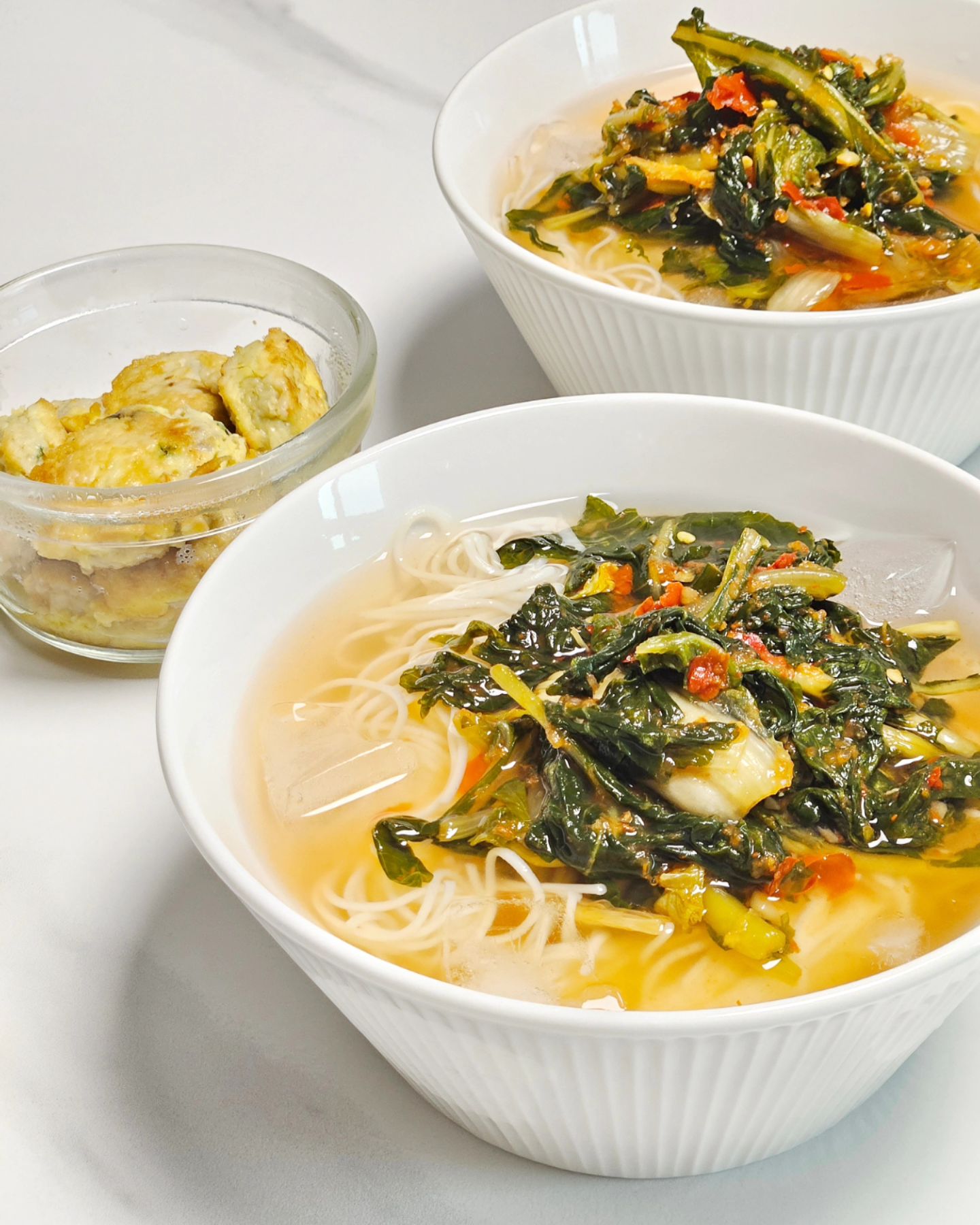 #열무국수#집밥#내만내먹
더운 여름 열무국수 어떠신가효~🙆‍♀️
저번에 열무비빔국수 먹었는데 이번엔 국물이땡기더라구여
쌀소면 삶아내고 냉면육수 부어주고영🙌
얼음 동동 띄우고 시어머님이 주신 열무김치랑 국물 넣으니 간편하면서 맛난 열무국수 뚝딱-!!💚
너무 시원하고 맛나더라구요 🤤
.
동그랑땡도 같이먹었는데 조합이좋았어여
더위가 싹~~날아가는 열무국수 왕추천합니당 ㅎㅎ

.
.
#열무국수만들기#국수맛집#쌀로만든소면#쌀소면#냉면육수#동치미육수#얼음동동#열무김치#열무김치국수#신혼밥상#신혼일기#신혼부부밥상#맛스타그램#먹스타그램#요리스타그램 #여름먹거리