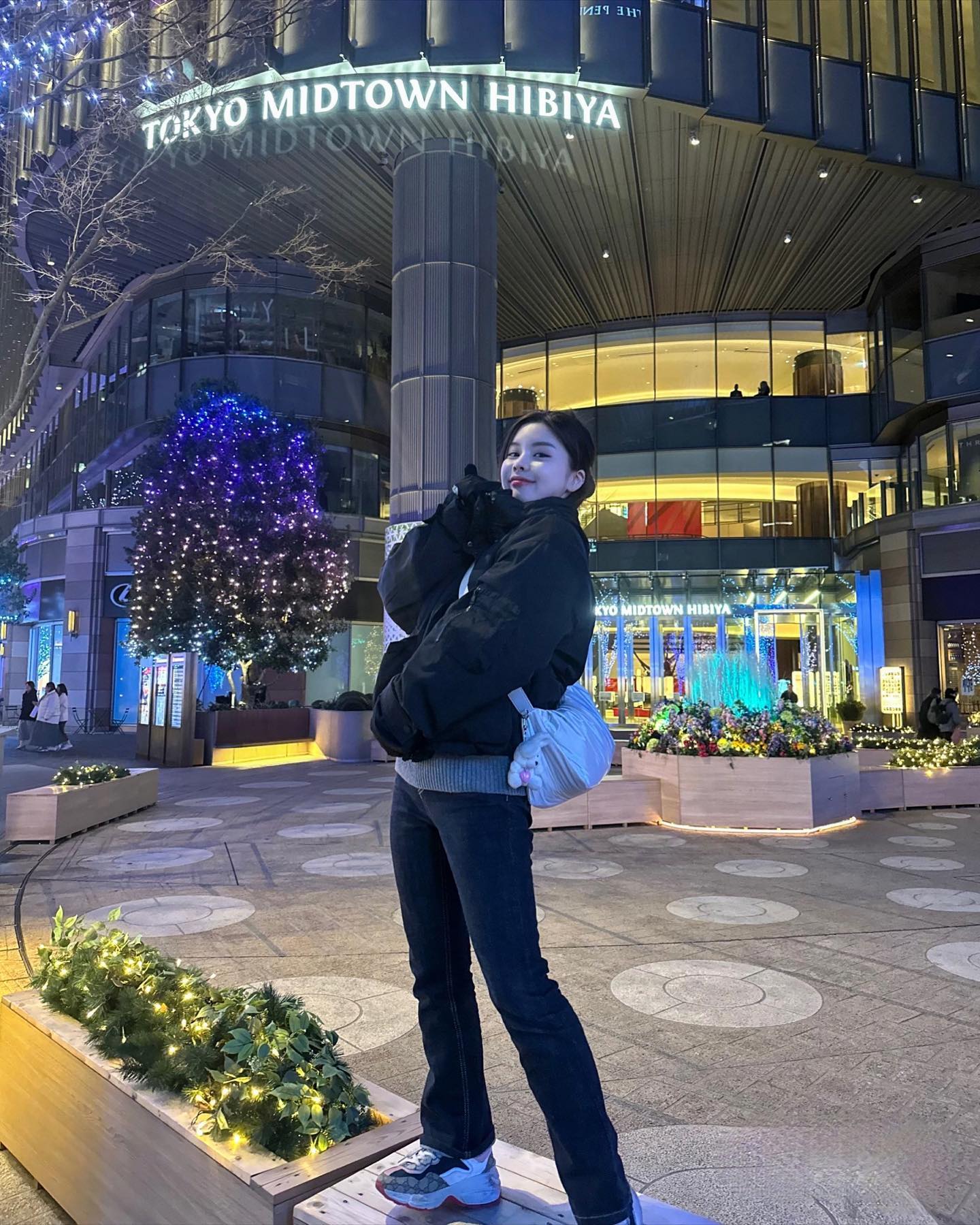 행복했던 반짝반짝 2023 일본겨울여행 ✨ 
도쿄에서 일루미네이션 스팟도 구경하고 
연말을 더 화려하고 로맨틱하게 보내서 너무 행복했어 🩵
아직도 못올린사진이 수백만장 .... 😎
밤마실로 온 도쿄미드타운 히비야 너무 이쁨 !

.
.
.
tokyomidtownhibiya 🖤
#도쿄여행 #도쿄타워 #도쿄스냅 #도쿄미드타운 #미드타운히비야 #도쿄미드타운히비야 #도쿄미드타운일루미네이션 #도쿄일루미네이션 #일루미네이션 #도쿄야경 #일본여행 #일본여행코스 #illumination #tokyo #tokyotrip #tokyonight #midtownhibiya #ginzaproject #ginzatokyo #likesforlike
