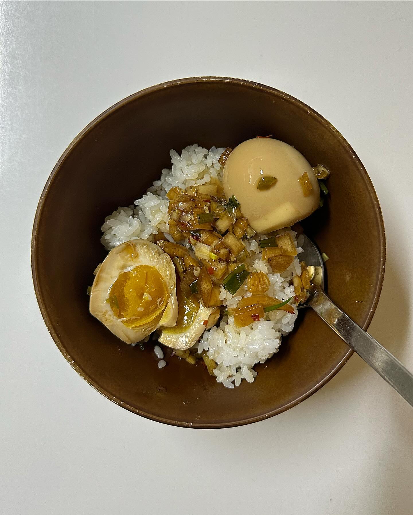 #우리집 #계란장

반숙란 30구 처치곤란으로 만든 겨란장 너무 맛나다..
입맛 없을때 밥도둑으로 최고🍚 (입맛 없던적 없음)
동나면 또 까서 넣고 매끼 먹어도 줄어들지 않는구나

#술꾼돼지_우리집 #집밥 #밥스타그램 #요리스타그램 #요리 #쿡스타그램 #쿡방 #계란장 #밥도둑 #일상 #daily #소통 #선팔 #맞팔 #먹스타 #먹스타그램 #맛스타그램 #술스타그램 #먹방 #존맛 #JMT #food