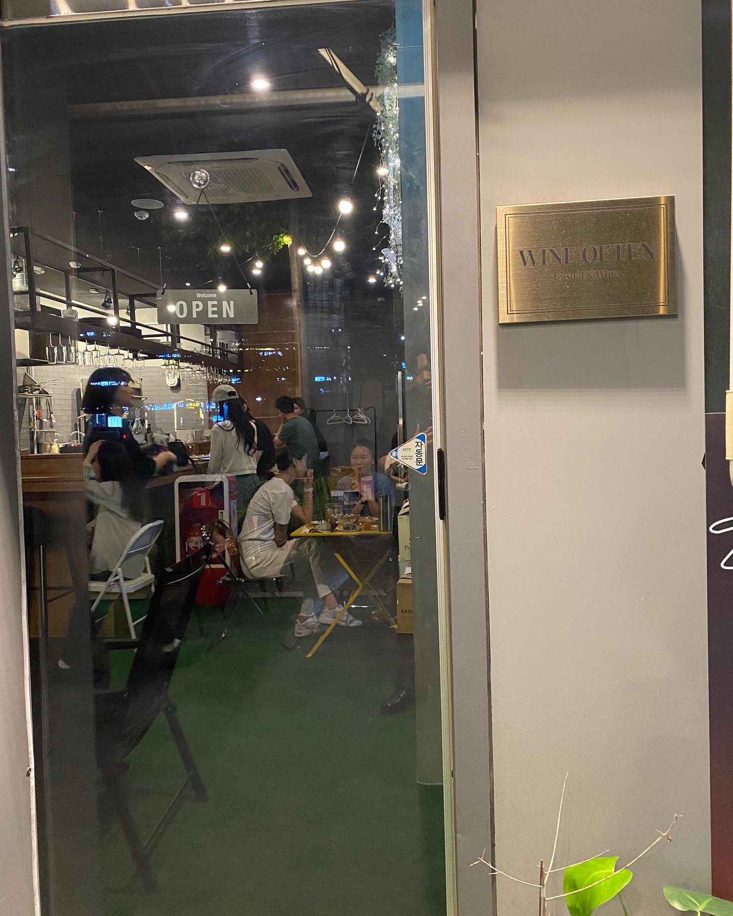 마곡동 와인오픈🍷

조니워커블랙 온더락, 글렌피딕 12년산 온더락🥃

멜론 & 하몽🍈, 브리치즈 구이🧀

멜론이 달고 맛있었는데 하몽과 치즈가 올라가 있어서 단맛과 짠맛의 조화가 좋았다👍

브리치즈구이는 좋은 치즈를 사용하는 것이 잘 느껴졌고, 비스킷에 올려 먹었는데 견과류나 잼, 시럽과의 궁합이 잘 어우러졌다😋

온더락은 얼음을 직접 깎아주셨는데, 도수가 높아 주문한 안주와 잘 어울렸다🥃

위치 : 서울 강서구 마곡중앙6로 10 1층 111호
영업시간 : 월~토 PM 15:00 - AM 01:00 
매주 일요일 정기휴무