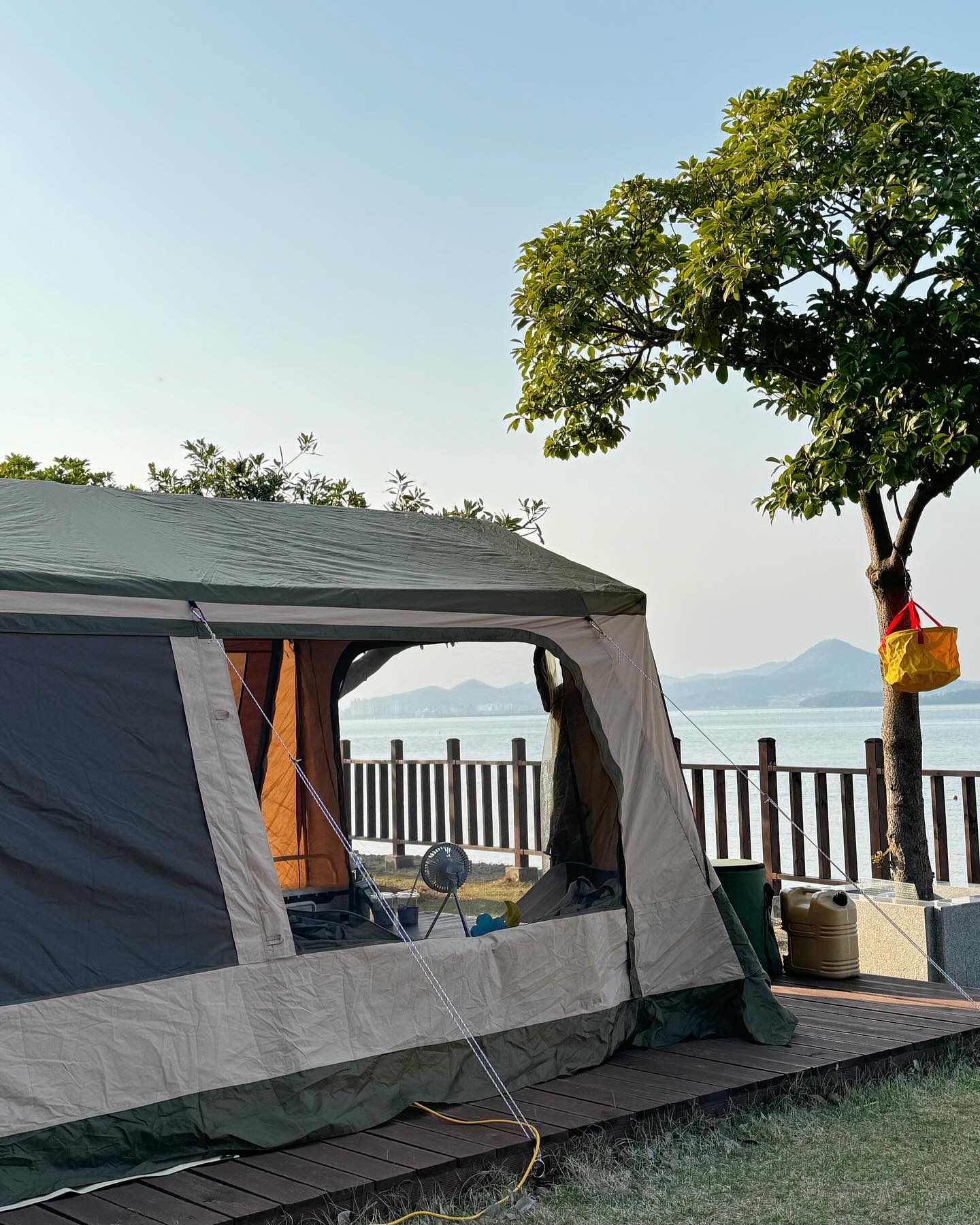 #camping #캠핑 #캐빈하우스 🏕️✨

오늘 날씨 진짜 너무 좋아서 텐트 치는데 기분 짱 💛
슷트레쓰 뿌시고 가야지,,,