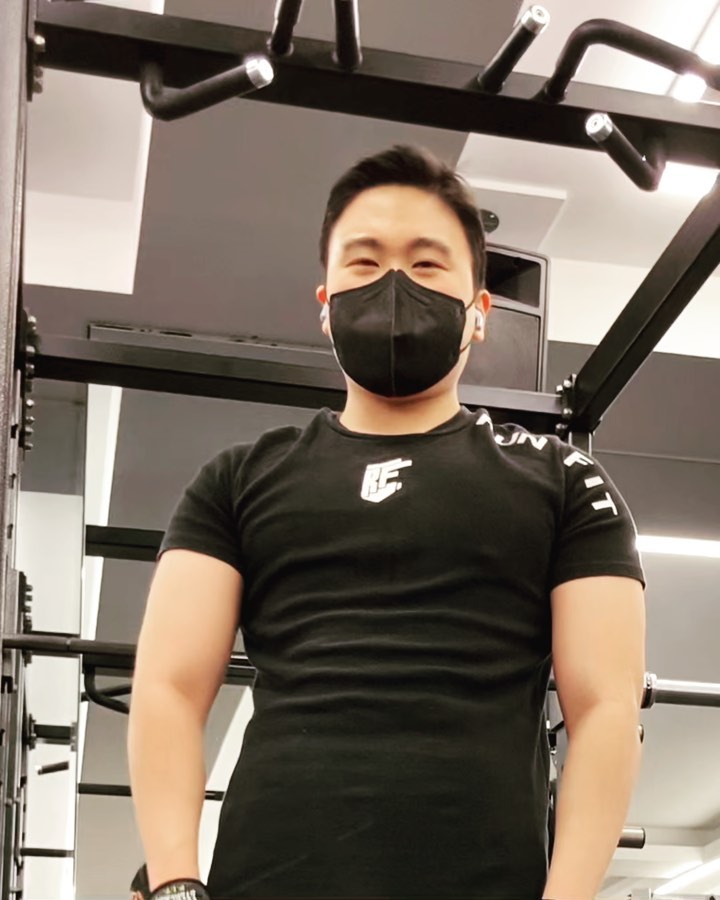 #오운완 
#등 #어깨 

마치 금요일 같은 기분인데 목요일..😂😂😂😂

그래도 열심히 으쌰으쌰 조지고 왔습니다🔥🔥🔥🔥🤣

오랜만에 풀업 영상 투척💪💪💪

내일 불금도 힘내보아요 우리🔥🔥🔥🔥