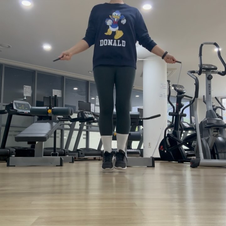#줄넘기챌린지
하루에 천개씩 하기로 했다는
어제 오늘 몸이 무거웠지만 
천오백개씩 성공 .. 내일도 
줄넘기만 하러 와야지