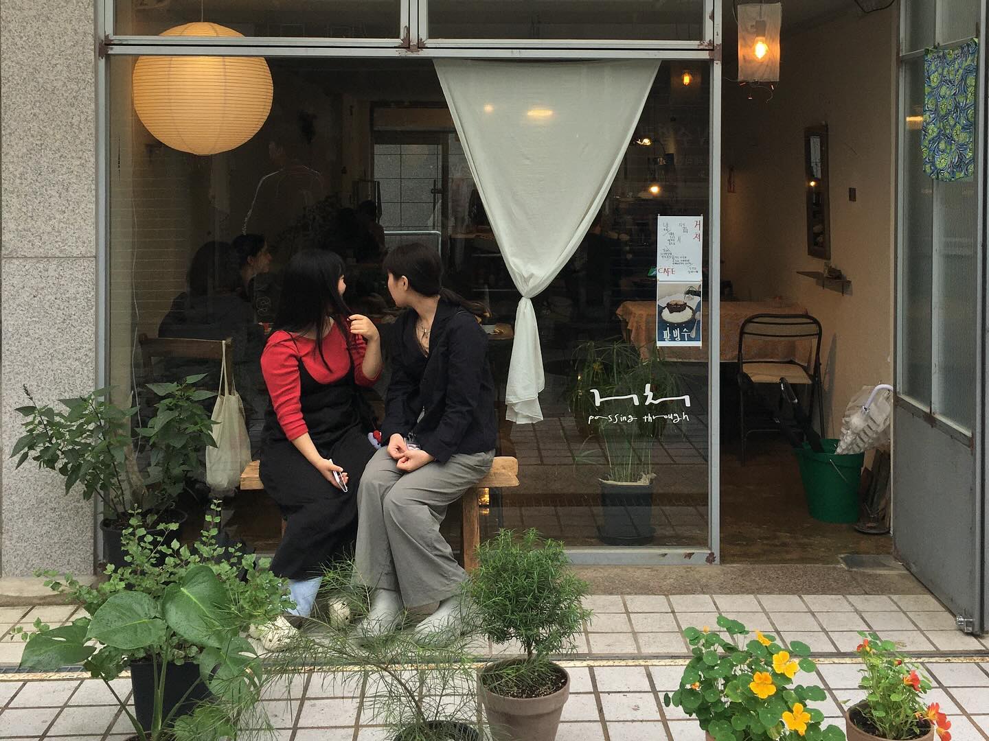 오랜만에 데이트. 날씨가 우중충해서 싫었는데 북촌과 넘 잘 어울려서 오히려 좋아! 웨이팅 후 들어간 카페에선 마침 딱 앉고 싶던 자리에 앉게 되고, 아이라인을 깜빡하고 못 그렸는데 은근 마음에 들고, 골목에서 우연히 고양이 친구들도 만나고, 먹고 싶던 베이글이 다 소진이라 어쩔 수 없이 고른 베이글은 의외로 맛있고! 완전 럭키비키잔앙 ~ 🍀🫧
