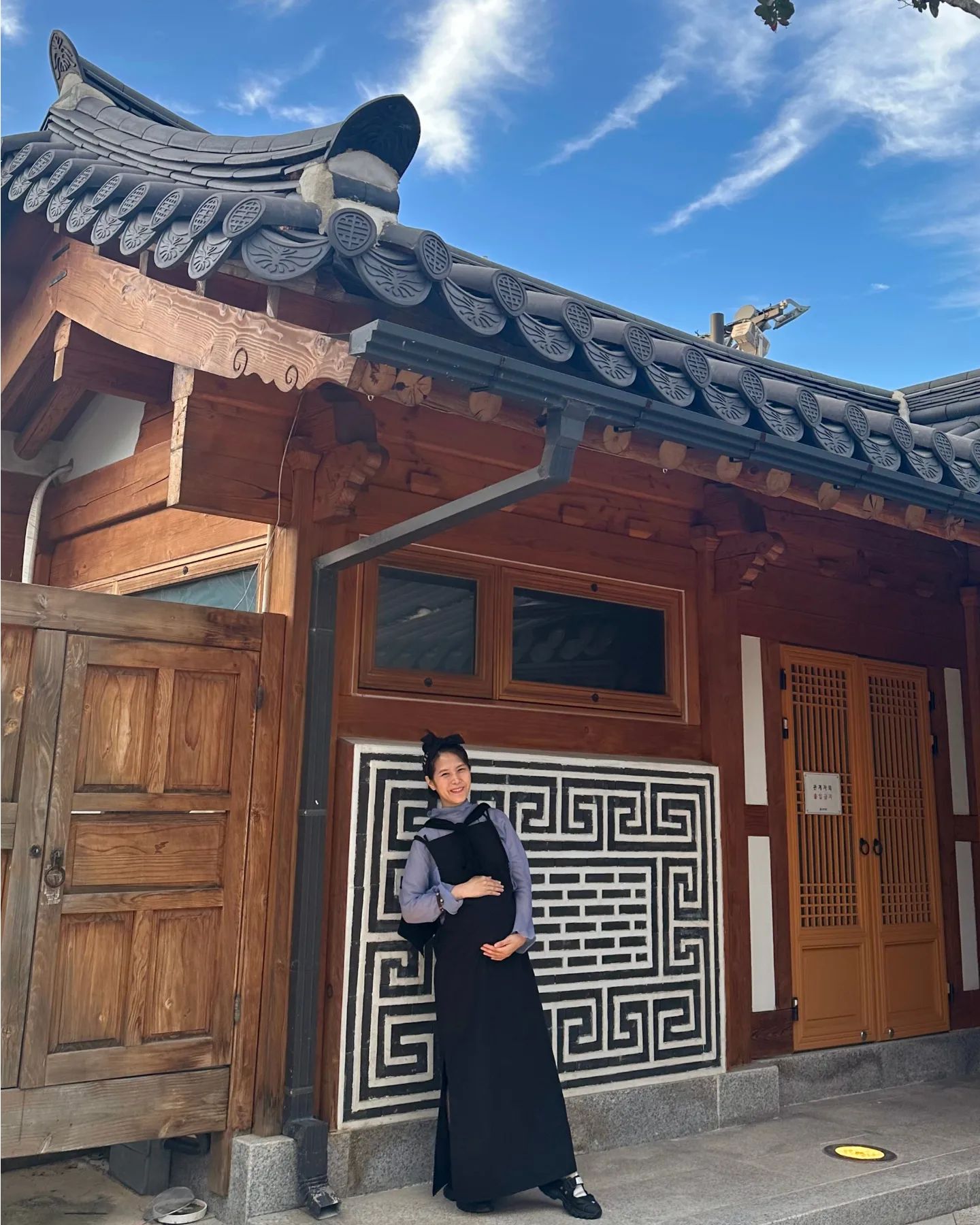 ☺️수원나들이 + 행궁나들이
(With. 지니미니)

어제는 진짜 술술풀리는 날이랄까
뭔가 신기하리만큼 집에 도착하기까지
럭키비키의 연속🍀

정혁이 꼬까옷도 사주고 진짜 오랜만에 지니미니만나서 미니랑 폰으로 배불뚝이 사진도 찍고ㅎㅎ 꽉차게 재미졌다:)
(Feat. 금손이랑 다니니 프사각 겁나 많음:))

힘든 것만 생각하면 누구 말때나 '유난하게?'
보내다 끝나는 시기로 남을 수 있는데
호시절이라 생각하고 하루하루 꽉차게
행복하게 보내려면 또 그렇게 보낼 수도 있는 것 같음

간지러워서 새벽에 깨면 아침형인간 되고 좋지뭐 🐕🐈
-
#27주차 #임산부일기 #화성행궁 #백일해주사오픈런
#오늘은노본다_공짜혜택