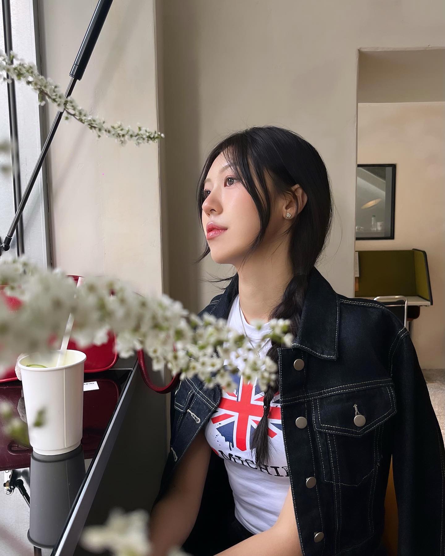 봄냄새 낭낭해서 설레는 요즘 ..💭

michiko_london_kr 
키치한 그래픽에 빈티지한 감성까지 가득한 
내 애착티로 봄 데일리룩 완성  함께 매치할수 있는 
실용적인 타포린백까지 말그대로 I ❤️ MICHIKO