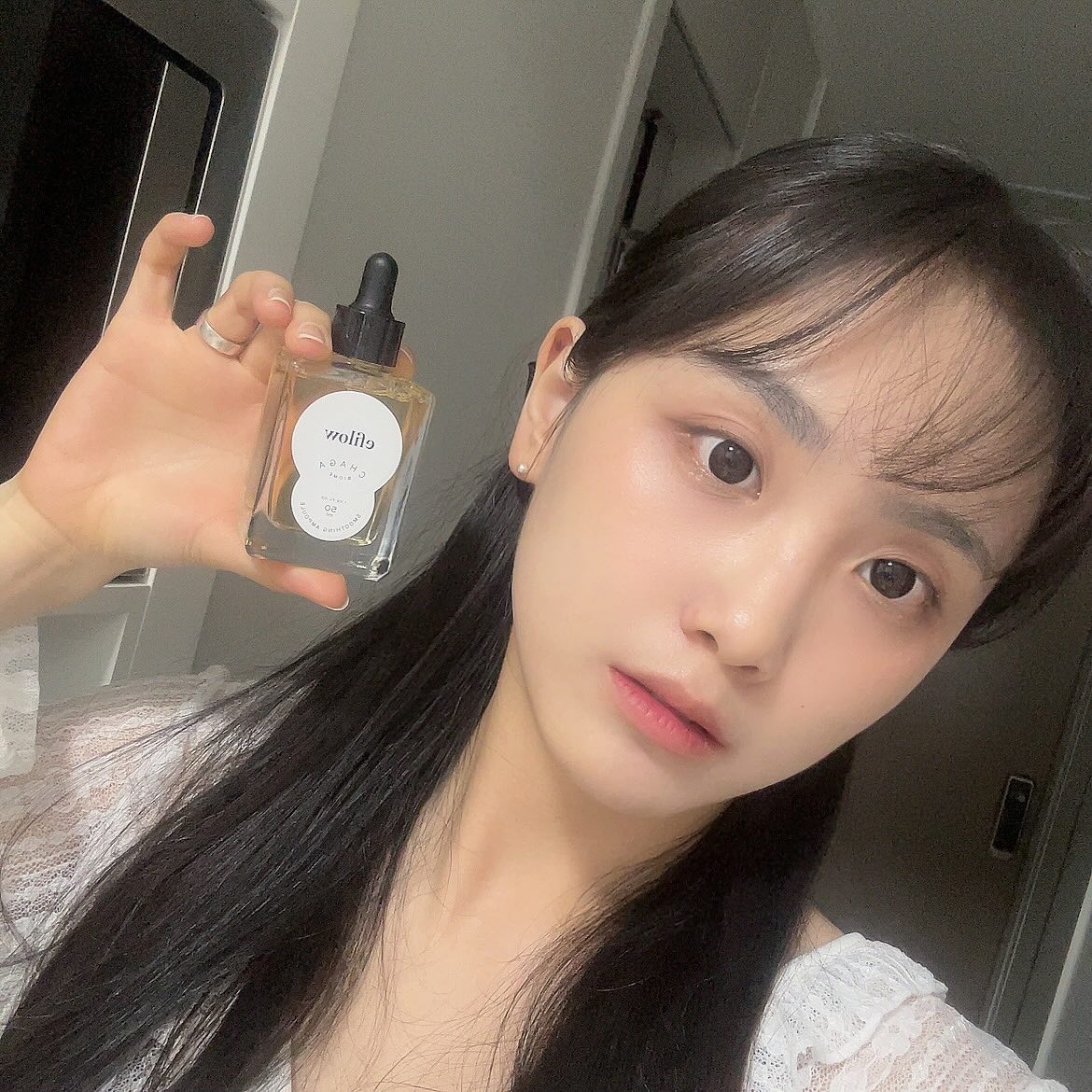 #제품제공 [에필로우] 차가버섯 바이옴 앰플
미국에 출장 다녀오고나서 피부가 많이 푸석해지고 뒤집어졌었어요ㅠ 특히 피부결이 많이 상했었는데, 이 제품 매일 발라주니 많이 개선된 것이 느껴져서 후기올립니다 👍👍
많이 끈적이지도 않고 무겁지도 않아서 어떤피부든 추천해요! 쫀쫀 그 자체라 화장전에도 자기전에도 언제든 사용해도 좋았어요. 속건조도 꽤 잡아줘서 완전 만족스러웠답니다:) 이런데 피부결까지 개선시켜주니 손이 자동으로 갈 수 밖에 없더라구요 ㅠㅠ 부드러운 피부결 가지고 싶은 분들 완전 추천드려요~!
#에필로우 #에필로우앰플 #결광앰플 #결광 #피부결 #추천 #지성 #건성 #복합성