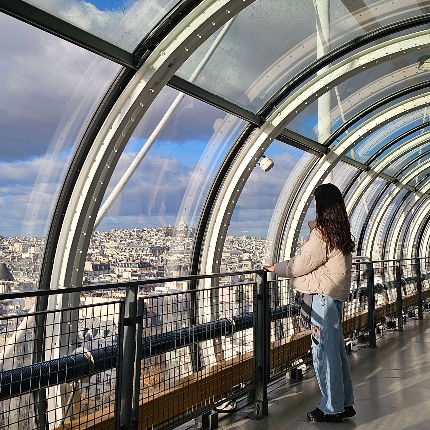 FRANCE PARIS 🇫🇷
여덟번째 기록
⠀
사람이 엄청 많았던 퐁피두센터
레스토랑이나 전망대를 이용할 사람은 표를 끊지않고도 들어갈수있다는걸
나중에 알아서 
인터넷이 엄청나게 안터지는 상황에서 표가 없던 우리는 
입장차례가 오기 전에 인터넷으로 표를 못끊을까봐
조마조마했던 바로 퐁피두

올라오니 한적하니 좋고 감튀는 또 무쟈게 맛있고

에펠탑과 몽마르트 언덕까지 다 볼 수 있는 훌륭한 곳

Georges의 감튀는 훌륭하다 👏 

⠀
⠀
⠀
#특파원우여사_프랑스 #파리여행 #프랑스여행 #paris #France #travelphotography #travelling #traveler #travel #pompidou #eiffeltower #montmartre #에펠탑뷰 #georges