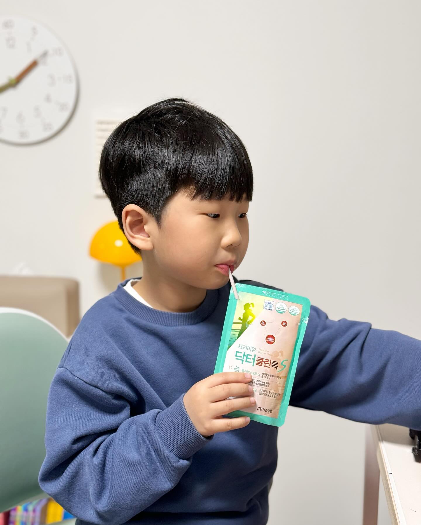 긴장하면 장이 예민해지는 우리 아드님🥹
학교에 학원까지 적응하느라 민감해져서
배변 때문에 넘나 고생고생~.~
유산균이랑 클린톡은 꼭꼭 챙겨 먹여야해요..!!!!
⠀ 
닥터클린톡 에는 수십가지 과일, 채소뿐 아니라
✔️배변활동 원활에 도움을 주는 ❛폴리덱스트로스❜
✔️정상적인 면역기능, 새포분열에 필요한 ❛아연❜
✔️장내 유익균 증식 및 배변활동 원활에 도움주는 ❛프락토올리고당❜
⠀
세가지 기능성 원료가 함유된 유아, 어린이, 임산부, 수유부, 남녀노소 모두 섭취 가능한 온가족 건강기능식품이랍니다👍🏻
⠀
⠀
# 학교는 너가다니는데 내가 왜 힘든거냐구🤣🤣🤣
# 빨래는 자꾸 쌓이고 집은 개판🤪
# 초1맘들 모두모두 화이팅❤️
⠀ 
⠀ 
#닥터클린톡 #클린톡 #닥터클린톡공구 #클린톡s #클린톡공구 #닥터클린톡은뿅뿅이네 #해독주스 #야채주스 #과일야채주스 #올라잇 #민트효소 #닥터클린톡s