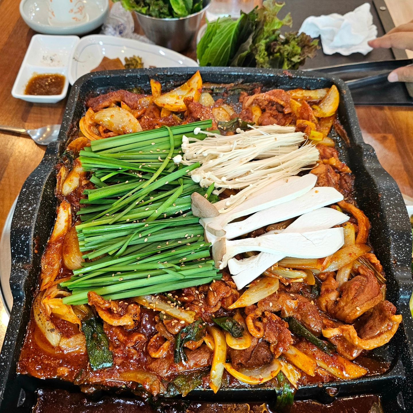 팔공산 백숙 유목민이였던 ㅋㅋㅋ
우리에게 정착할곳이 생겨버림 !!!
백숙도 오리불고기도 넘 맛있고 밑반찬들도
직접 야채키우고 장아찌도 만드신거라
건강하게 맛있는맛!! 음식들 조합도 좋고
사장님과 직원분들 모두 친절하고 센스있으심😉
아이들 뛰어놀기 좋은 잔디밭🌿
시원한 인공냇가🌊
재밋는 모래놀이까지 🤎가족모임하기 넘 좋은곳!
#팔공산백숙맛집
#팔공산맛집 #팔공산봉명참숯가든
#팔공산몸보신 #팔공산오리불고기