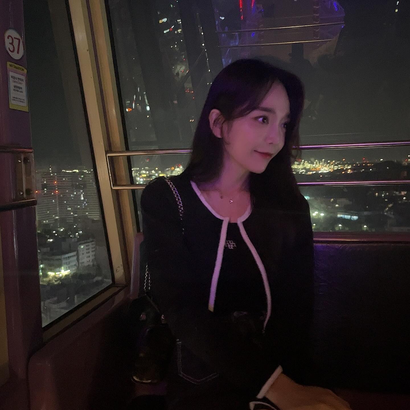 ⚠️인생샷 찍으려면 관람차 타세요⚠️
⠀
⠀
⠀
⠀
⠀
내 전용 사진작가👍
y.________.g