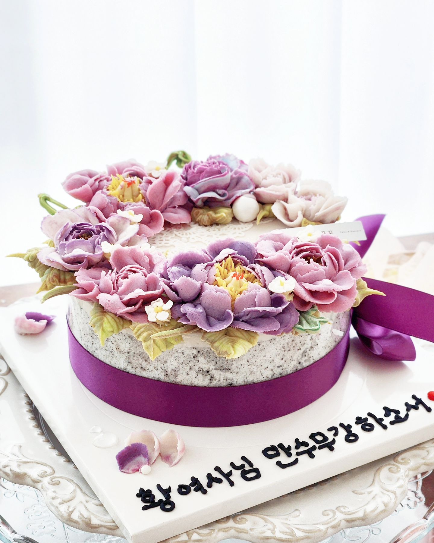 #협찬 받은 앙금떡 꽃 케이크🎂

어머니 생신에 특별한 케이크로
파티했어요. 정성가득 이라며
내내 행복하게 웃으셔서 보람있었던!!

#시흥떡케이크 전문 #꾸꾸아뜰리에
여긴 정말 떡케이크 달인임ㅎㅎ

쫄깃하고 고소한 흑임자 설기 강추♡
앙금떡 컬러도 선택할수 있어서
더욱 맘에 들었어요~~ 💜

어른들 생신.기념일에
앙금떡 #수제케이크 해드리면
내내 칭찬 받는다는 사실ㅎㅎ

맛과 비쥬얼 둘 다 만족해서
종종 #케이크주문 ♡ 할게염~♡

경기 시흥시 시흥대로 404.1층
(광석동, 시흥시청역 동원로얄듀크)

coucou__atelier

#시흥앙금케이크
#시흥환갑케이크
#시흥칠순케이크
#시흥케이크맛집
#광석동케이크
#시흥능곡역공방
#앙금플라워떡케이크
#어른생신케이크 추천